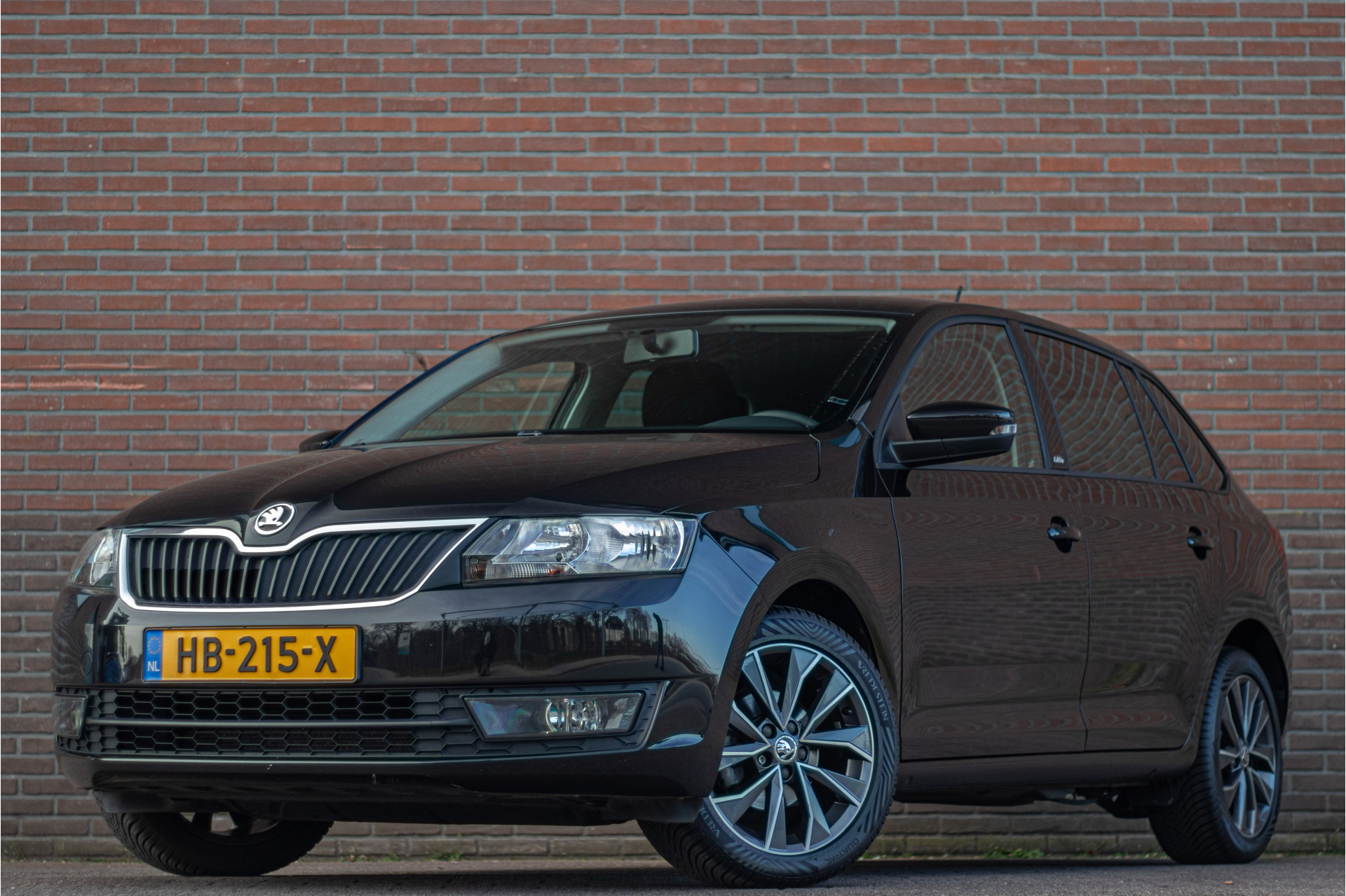 Skoda Rapid 1.2 TSI Edition, 99.000km NAP, Stoelverwarming, Trekhaak, Navigatie, PDC, Bluetooth, Airco, Cruise control. 2015 - voorkant