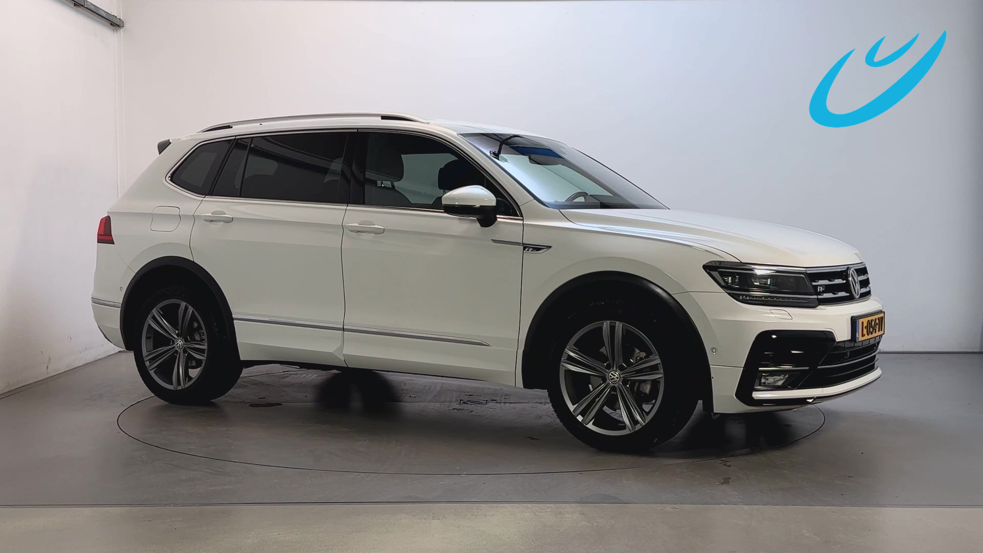 Volkswagen Tiguan 1.5 TSI 150pk DSG Highline Business R R-Line Camera Virtual Cockpit DAB+ Trekhaak 2021 - voorkant