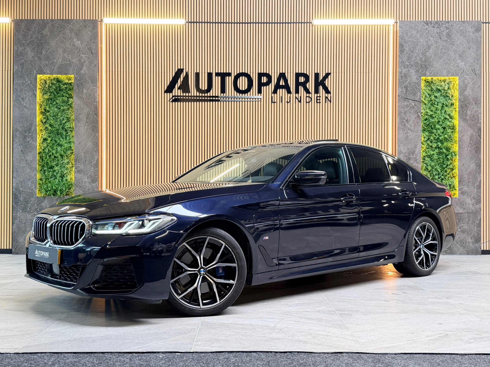 BMW 530e 530e High Executive M-sport LCI | Comfortzetels, Laser Light, Panoramadak, Trekhaak, Leer, Apple Carplay, 360° camera 2020 - voorkant