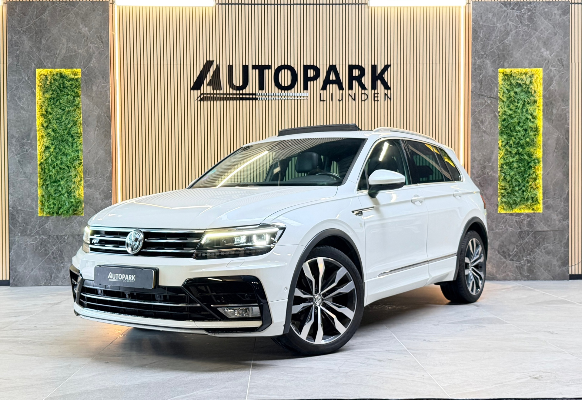 Volkswagen Tiguan 1.4 TSI ACT Highline 3X R-LINE PANO|DYNAUDIO|360 CAMERA|MEMORY|KEYLESS|SFEERVERLICHT|TREKHAAK|NAP|NL AUTO|20INCH 2017 - voorkant