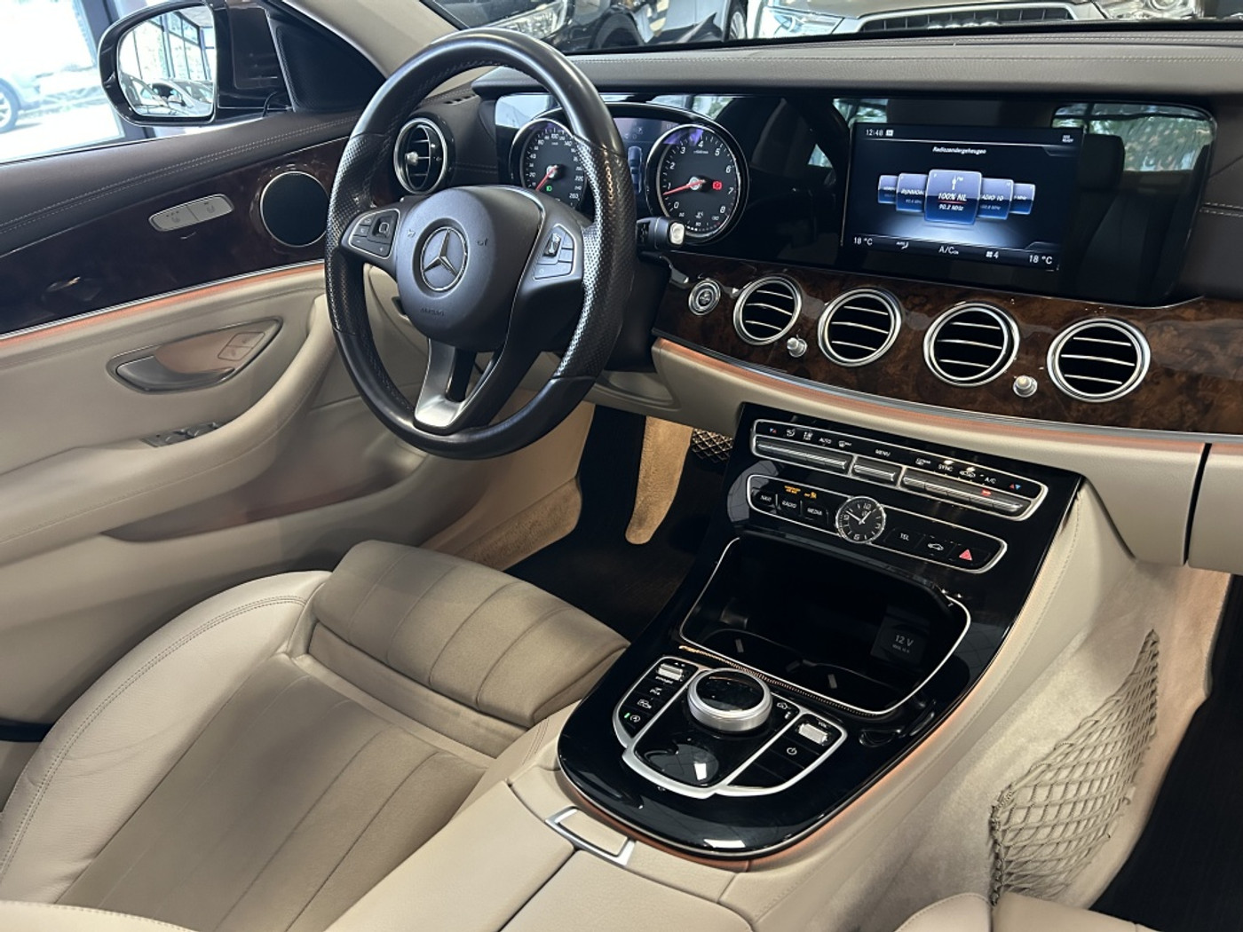 Foto van Mercedes-Benz E 200
