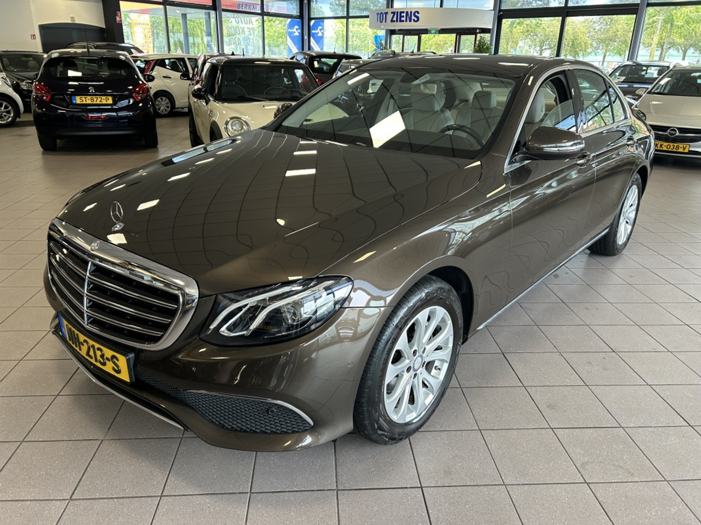 Mercedes-Benz E 200 200 Ambition Eerst Eig 136 DKM BJ 2017 !!! 2017 - voorkant