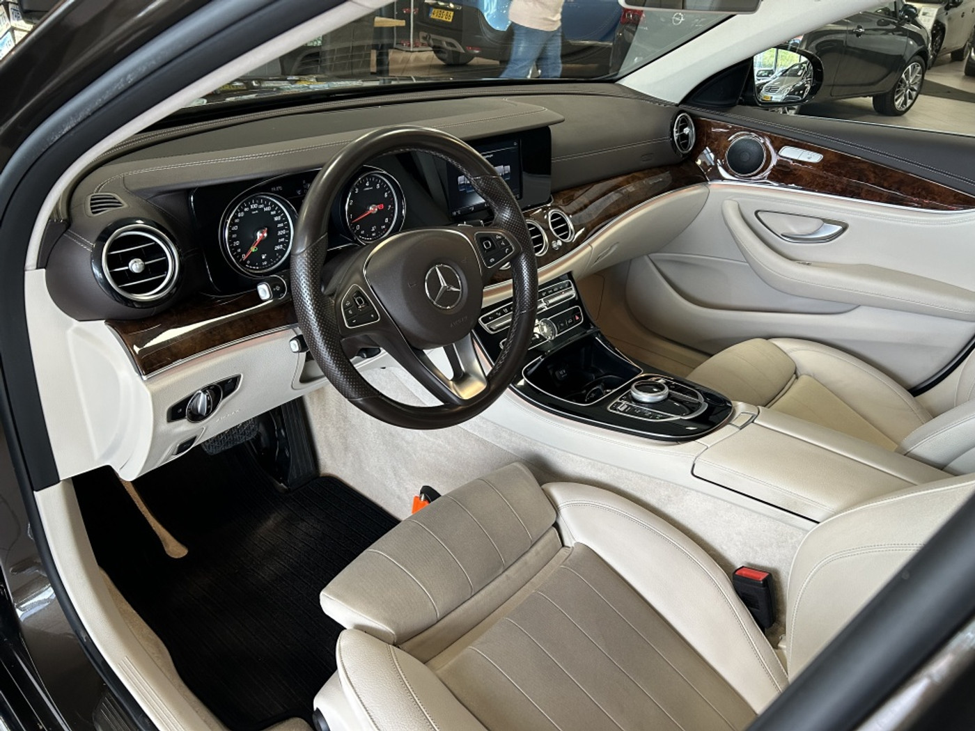 Foto van Mercedes-Benz E 200