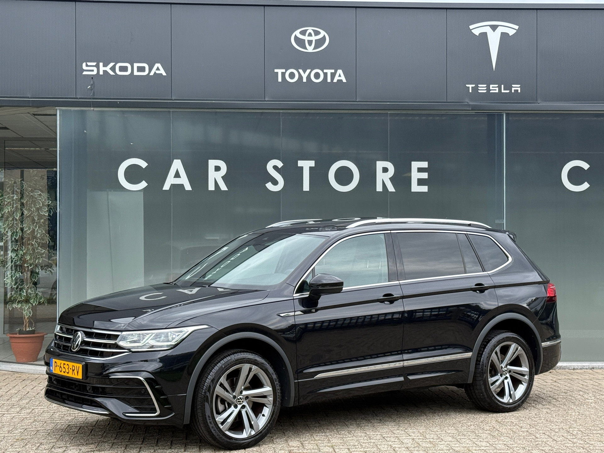 Volkswagen Tiguan 1.5 TSI R-Line Business+ 7p. 2022 - voorkant