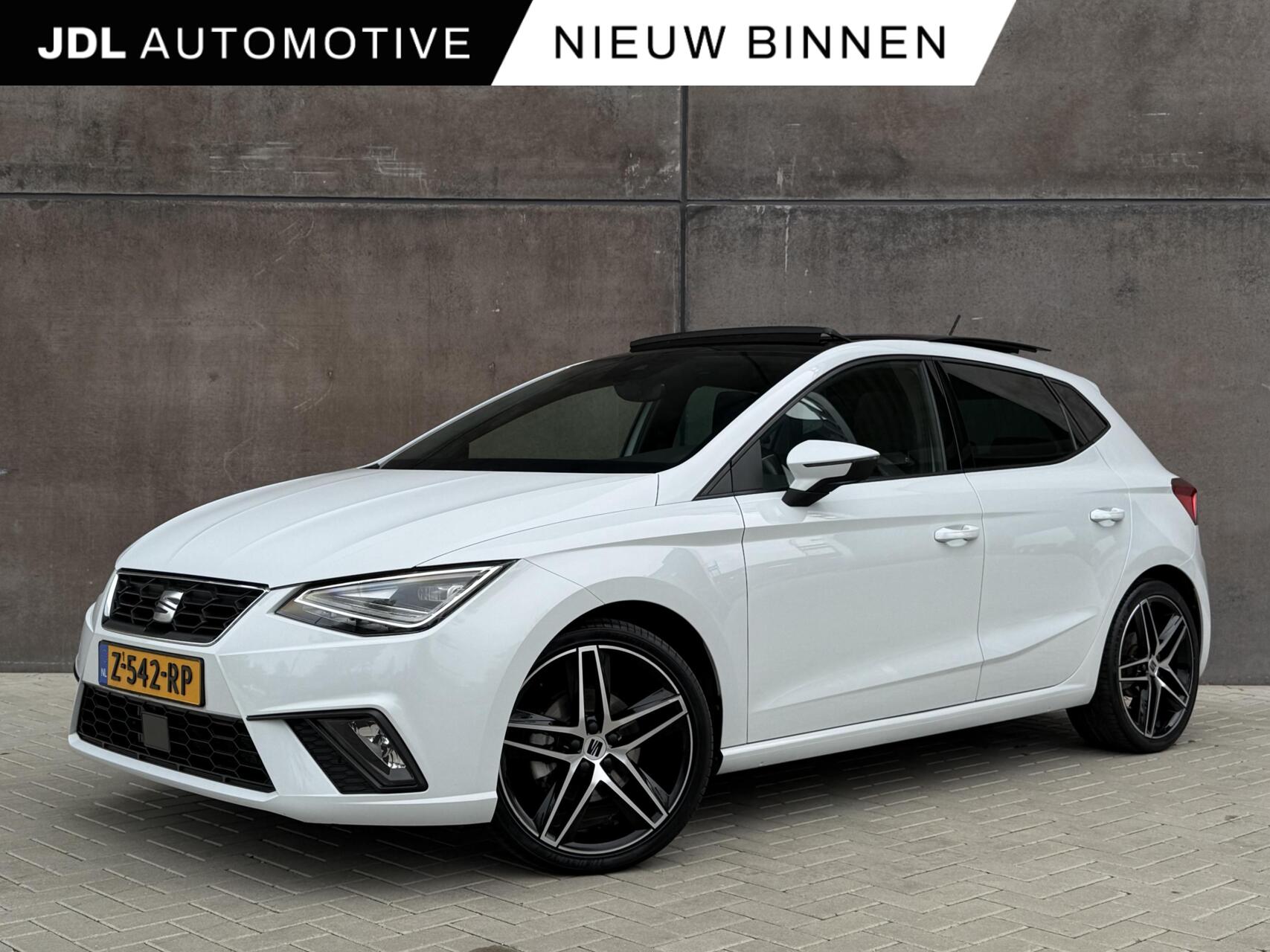 Seat Ibiza 1.0 EcoTSI FR Plus Connect | Panorama dak | Full LED | Adaptieve Cruise | Stoelverwarming | Climate control | 2023 - voorkant