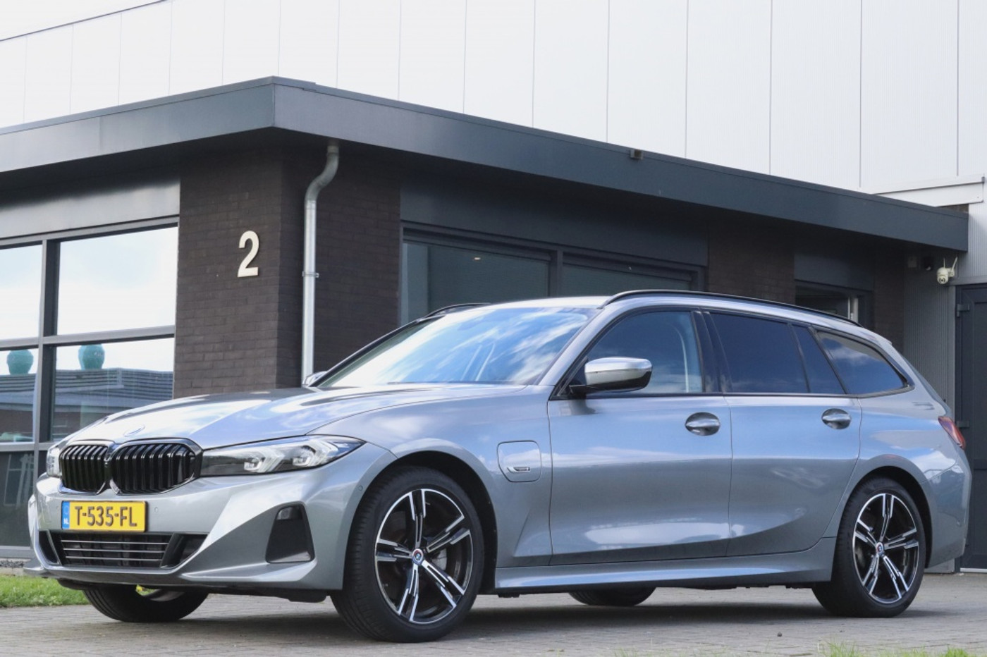BMW 320e 320e (330e) Widescreen 18inch 272PK Leder Sport 2023 - voorkant