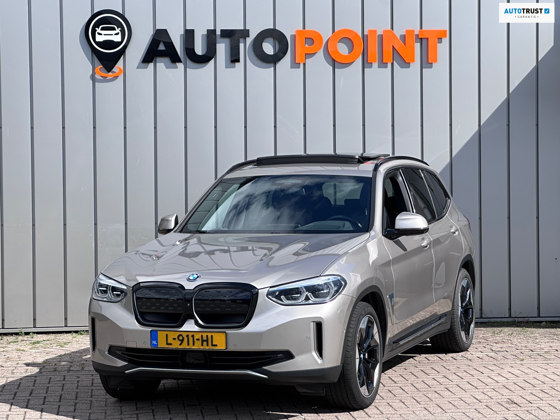 BMW Ix3 High Executive 80 kWh  PANO Harman&kardon SOH 97% TREKHAAK LED LEER 2021 - voorkant