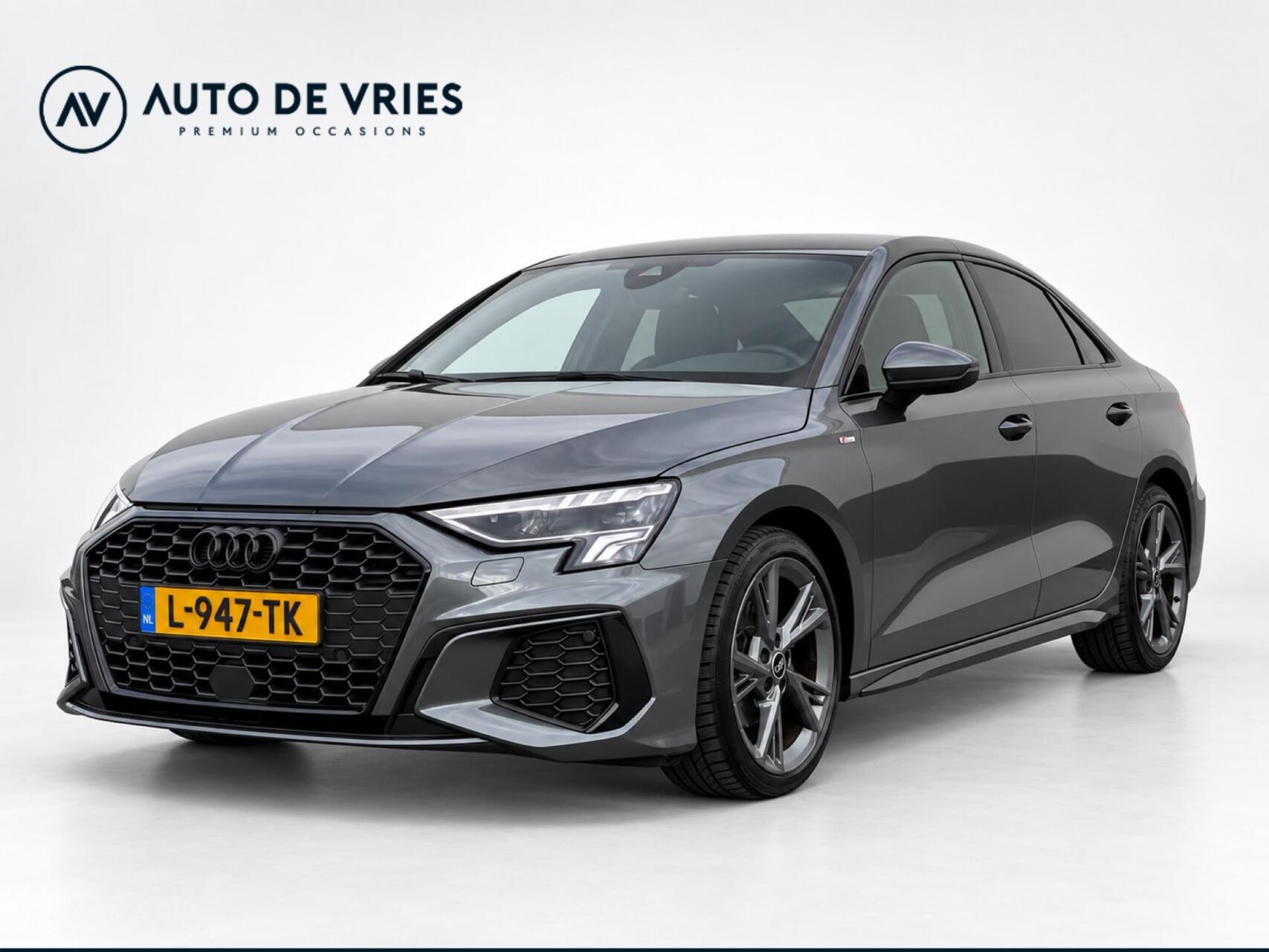 Audi A3 Limousine 30 TFSI Automaat S Edition S-Line | Blackline |  Carplay | Camera | Stoelverwarming 2021 - voorkant