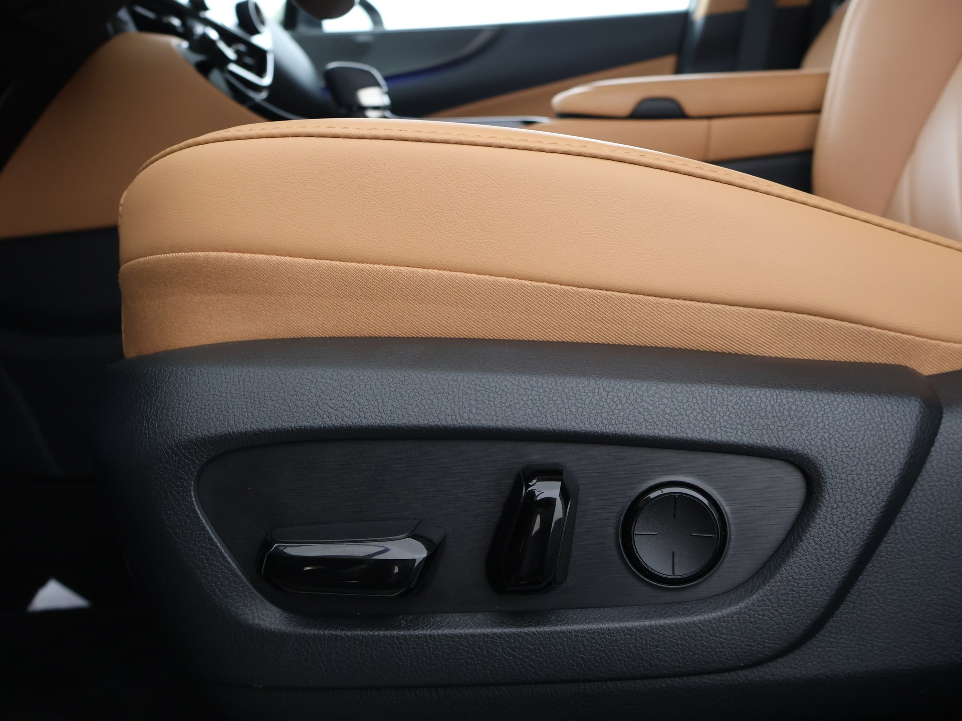 Foto van Lexus Lexus Nx450h+