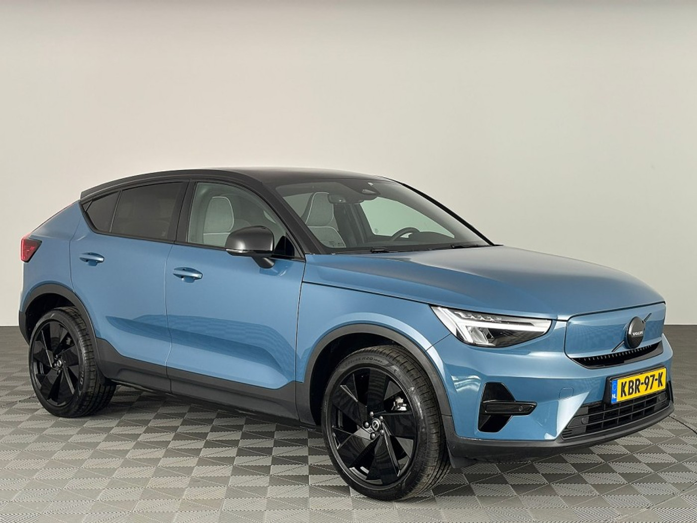 Volvo C40 Recharge Plus 69 kWh | PANORAMADAK | 20 Inch VELGEN 2023 - voorkant