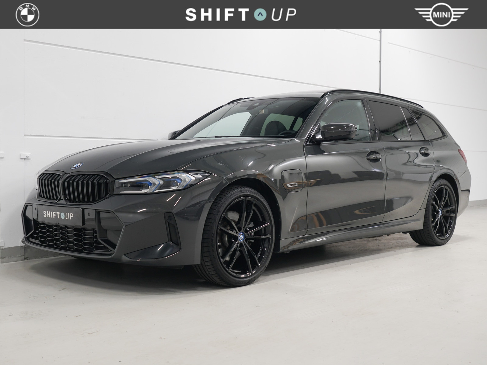 BMW 3-serie Touring 330e M-Sport | Panoramadak | 19" 2023 - voorkant