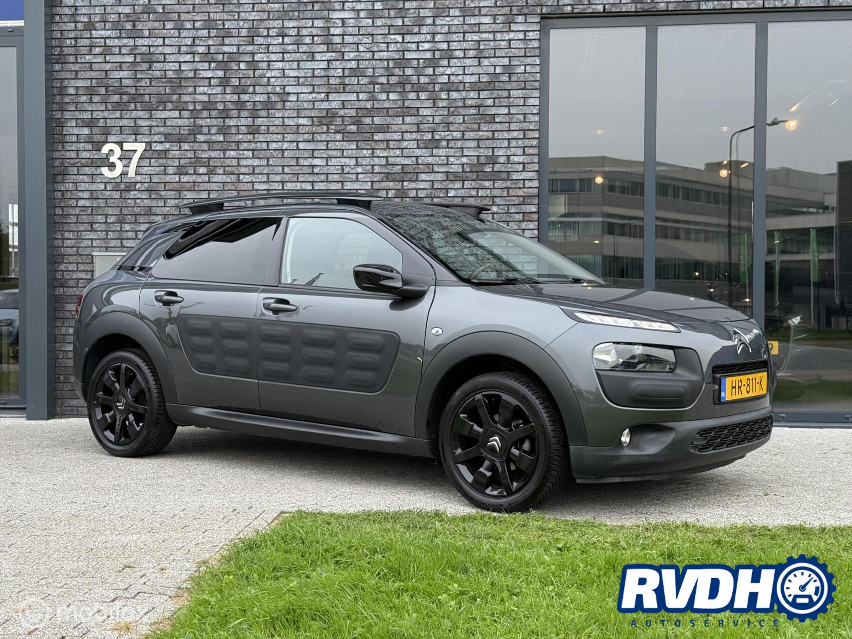 Citroen C4 Cactus 1.2 PureTech Shine Automaat |Pano|Stoelver 2015 - voorkant