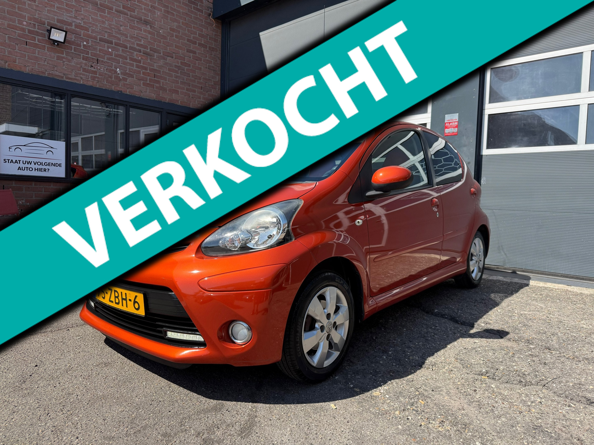 Toyota Toyota Aygo 1.0 VVT-i Dynamic Orange 2012 - voorkant