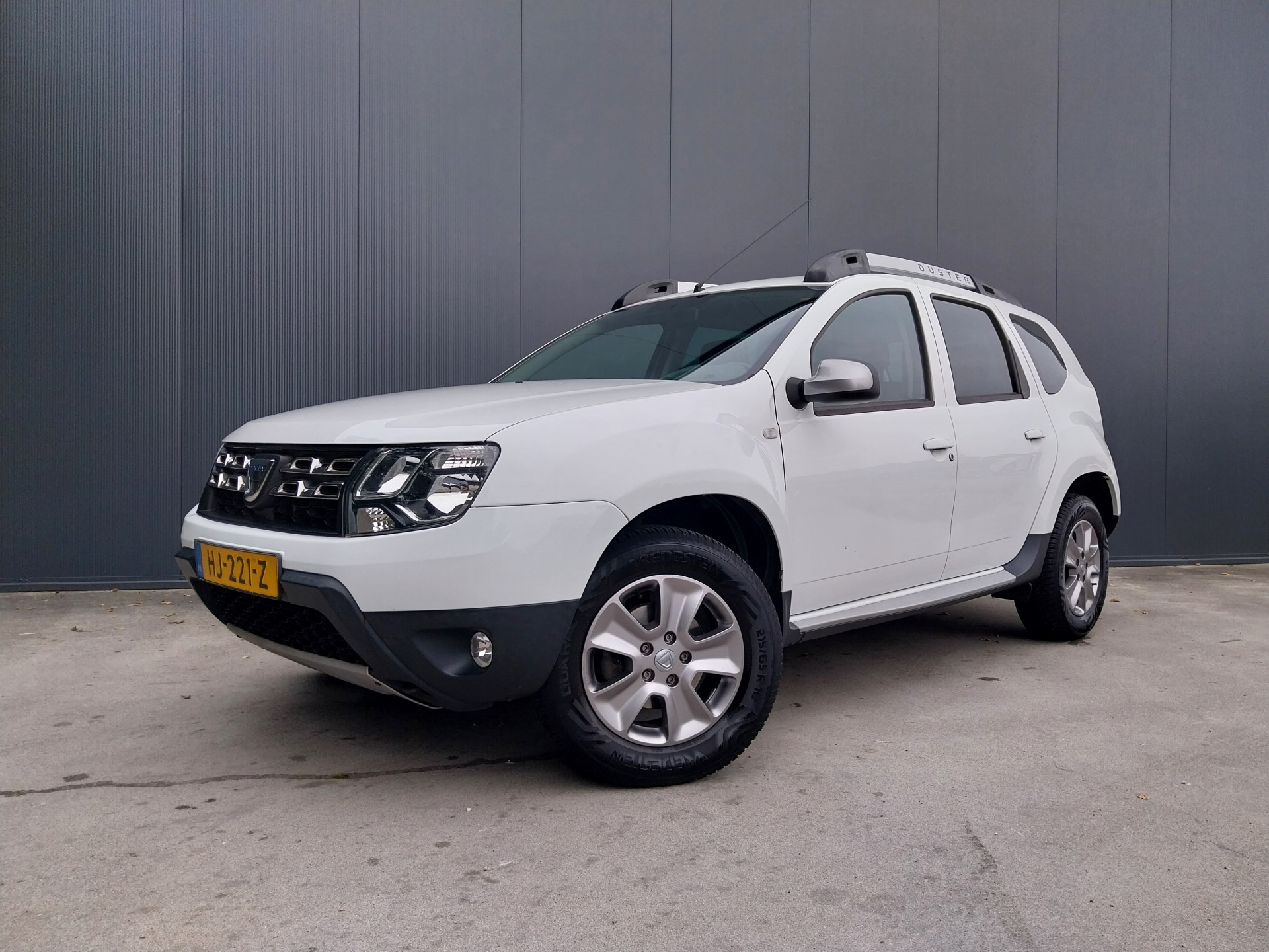 Dacia Duster 1.2 TCe 4x2 10th Anniversary NAVI CRUISE AIRCO TREKHAAK 2015 - voorkant