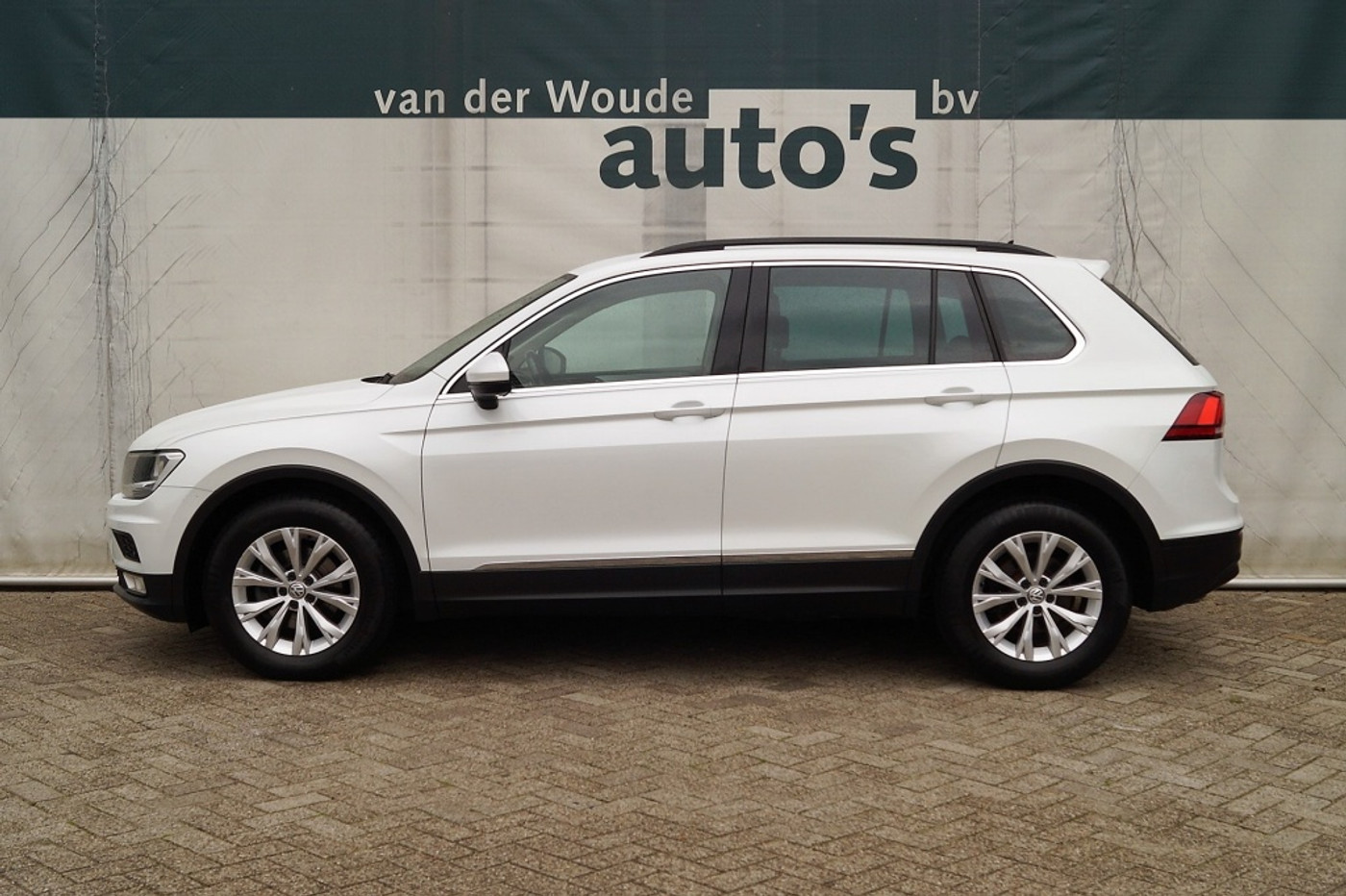 Volkswagen Tiguan 2.0 TDI 150pk Comfortline -NAVI-ECC-PDC-ACC- 2017 - voorkant
