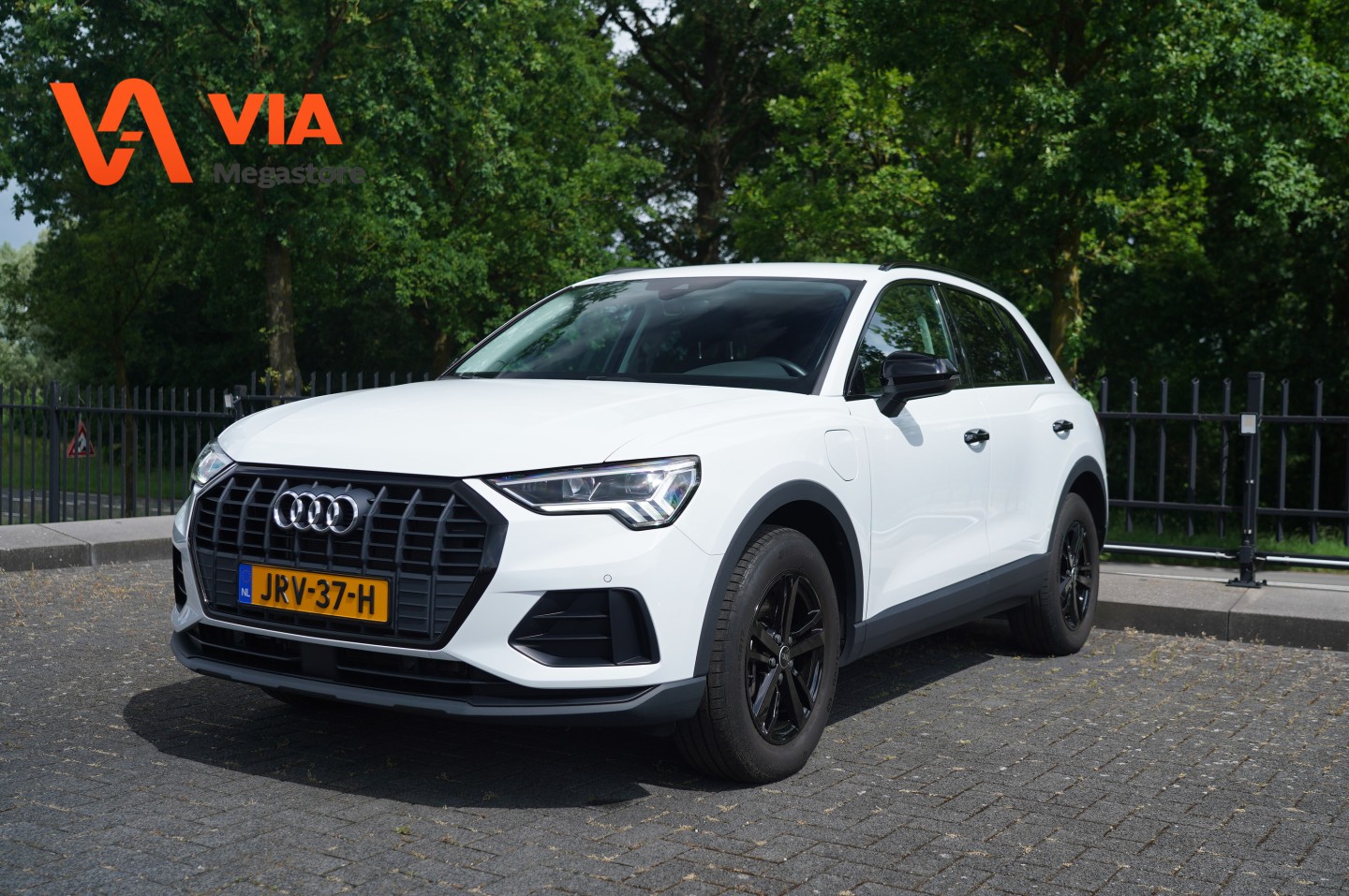 Audi Q3 E-tron Black & White S-Edition | 45e TFSI PHEV | Trekhaak | Stoelverw. | Cruise | LED | Climate | Virtual 2021 - voorkant
