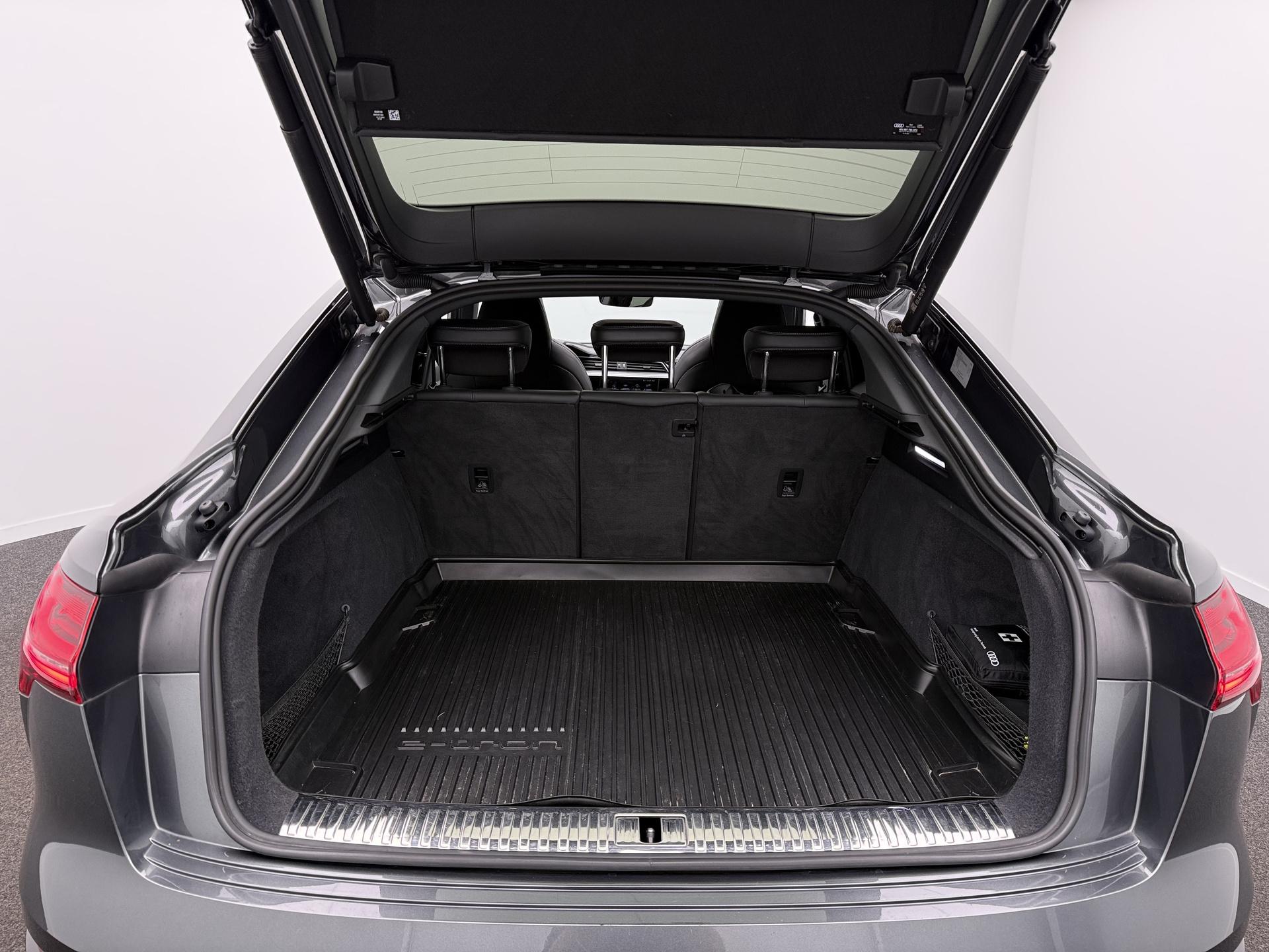 Foto van Audi Q8 Sportback 55 E-tron