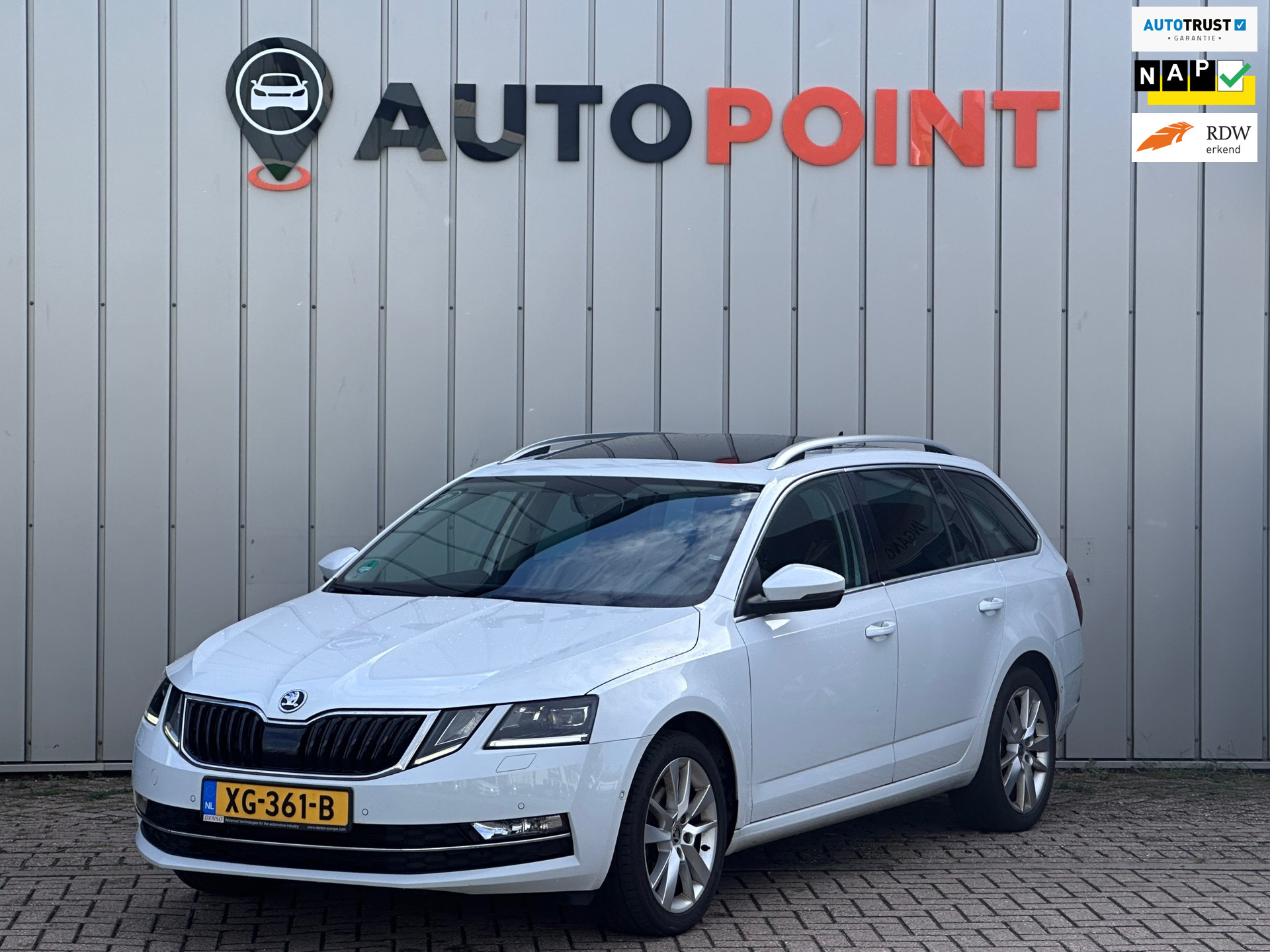Skoda Octavia 1.5 TSI BUSSINESS PANO TREKHAAK LED CANTON DEALER OND ORG NL AUTO 2019 - voorkant