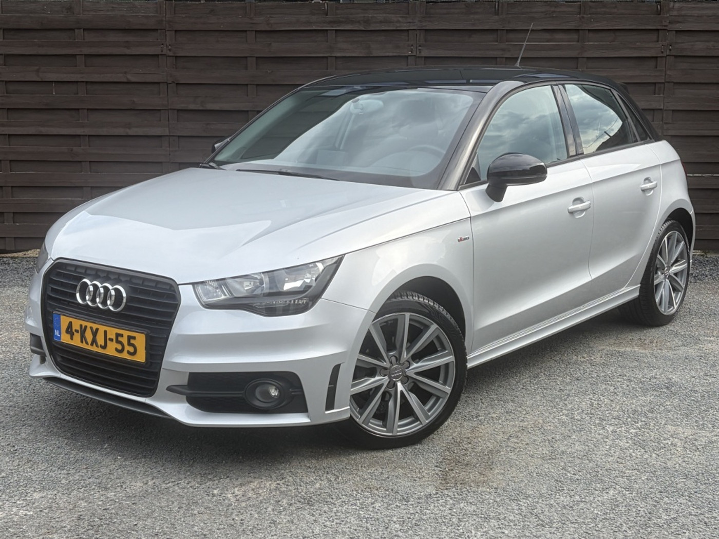 Audi A1 Sportback 1.2 TFSI Admired / S-line / Navi / Airco / Cruise / NAP 2013 - voorkant