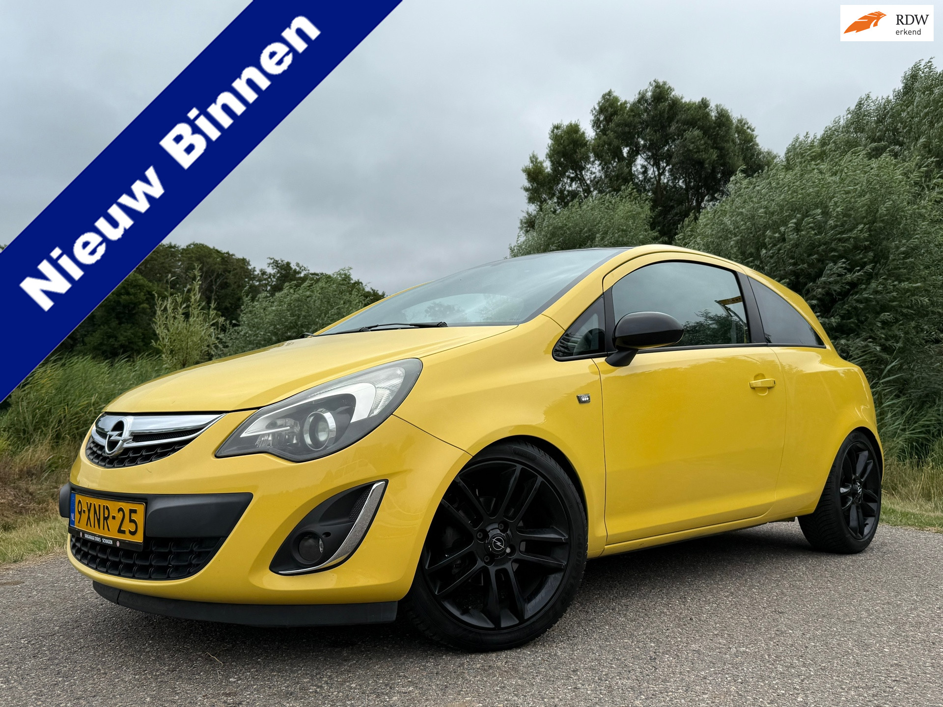 Opel Corsa 1.4-16V BlitZ | Navi | 2e Eigenaar | Stuur-/Stoelverwarming | 17" Velgen | H-Leder | Navi | Clima | PDC | Cruise | USB 2014 - voorkant