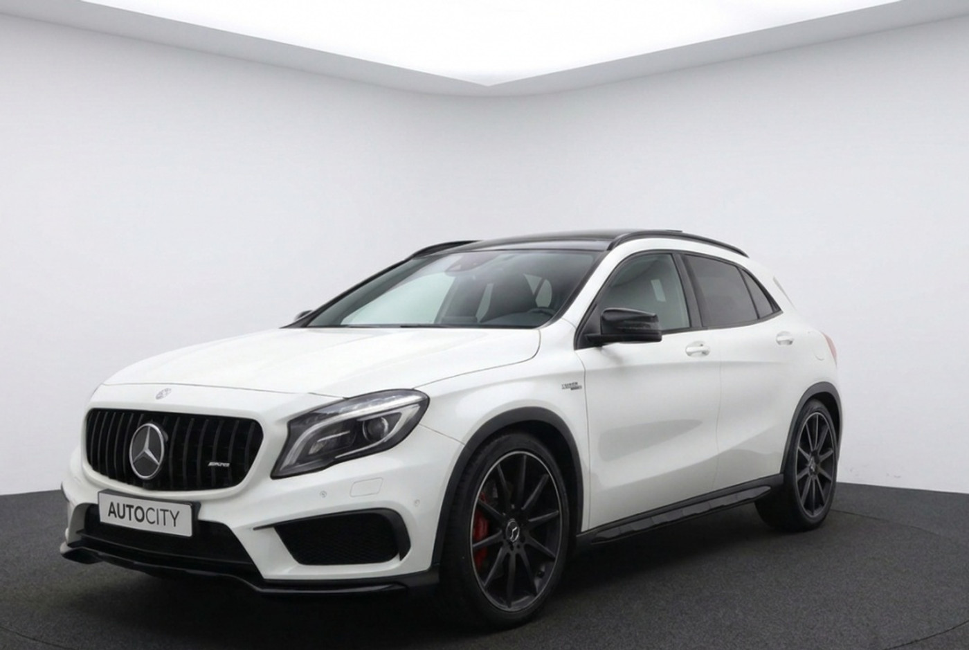 Mercedes-Benz AMG Gla 45 AMG 45 4MATIC 381PK Pano | Night Pakket | AMG Performance Uitlaatsysteem 2016 - voorkant