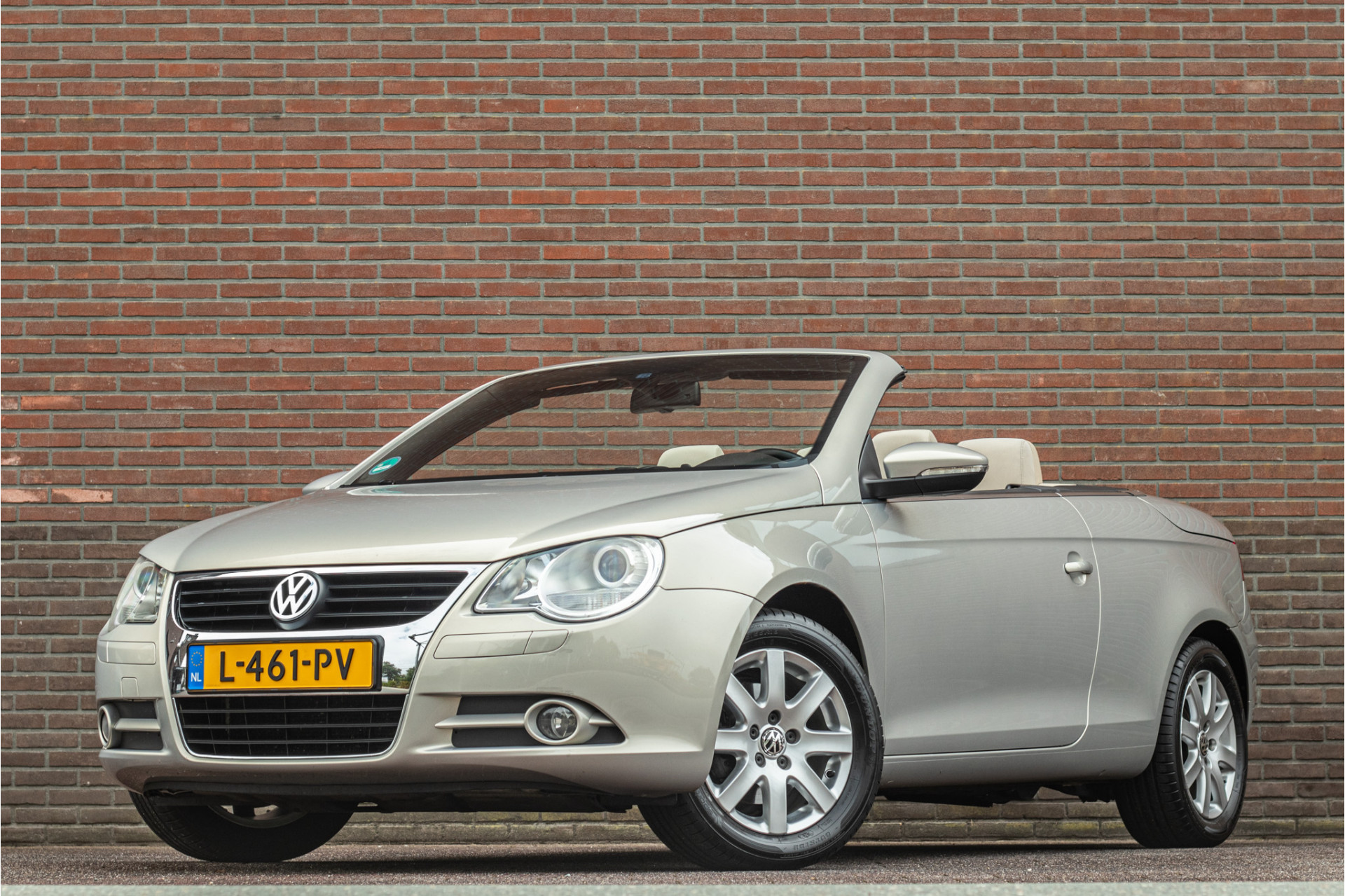Volkswagen Eos 1.4 TSI Highline, Stoelverwarming, Bluetooth, PDC, Windscherm, Climate control, Cruise control. 2009 - voorkant