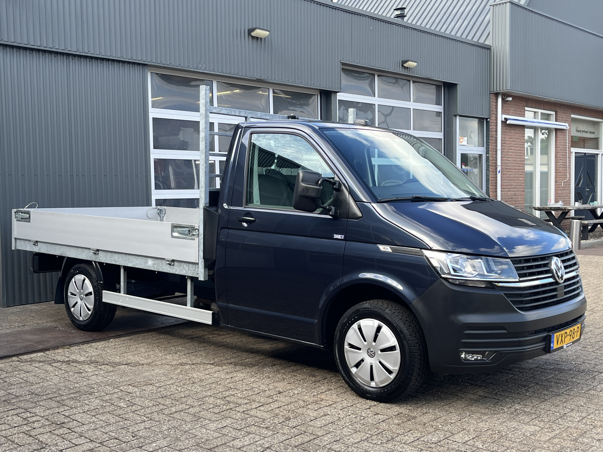 Volkswagen Transporter 2.0 TDI L2 2023 - voorkant