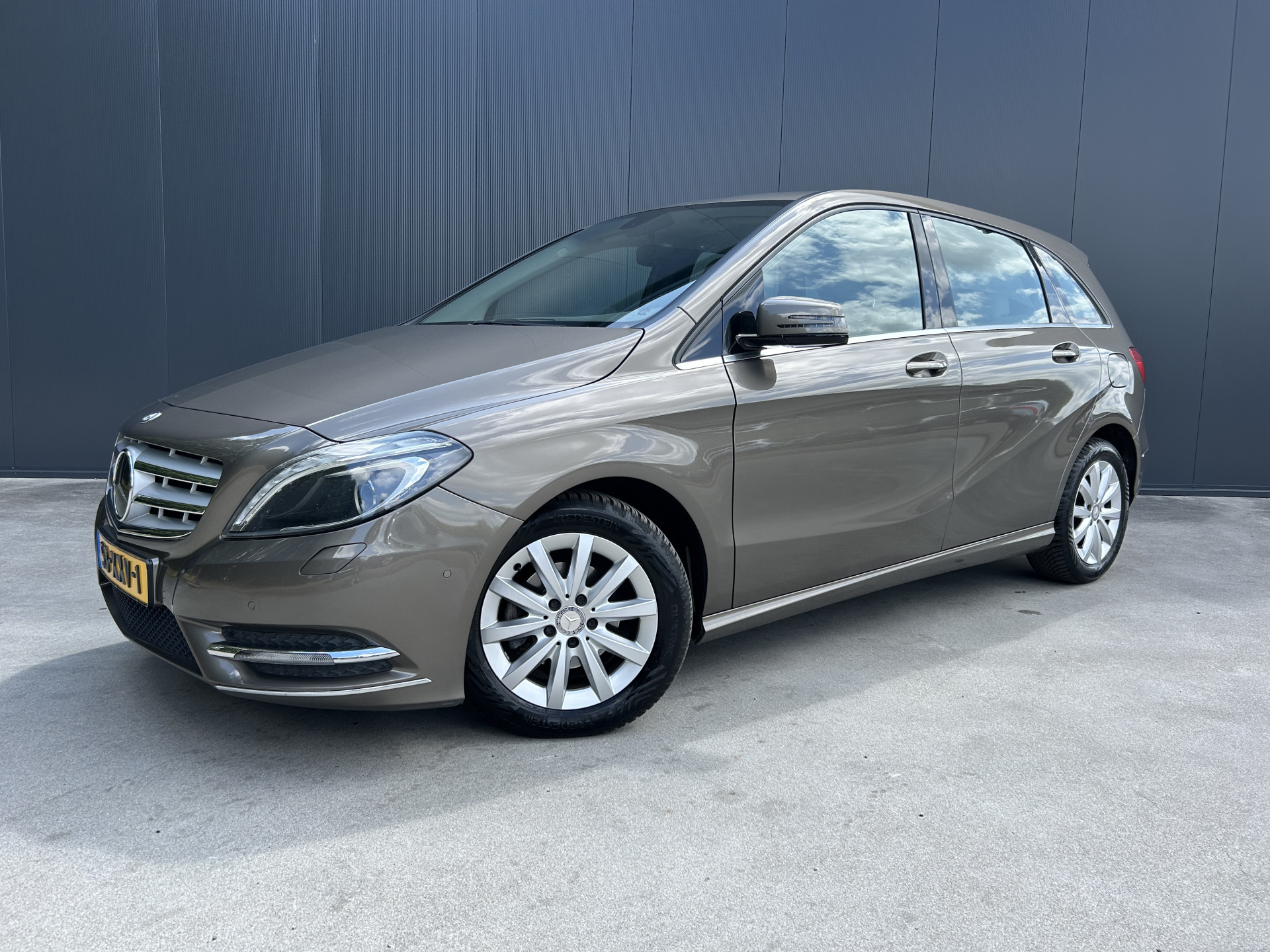 Mercedes-Benz B 180 180 AUTOMAAT Ambition XENON NAVI CRUISE ECC 2012 - voorkant