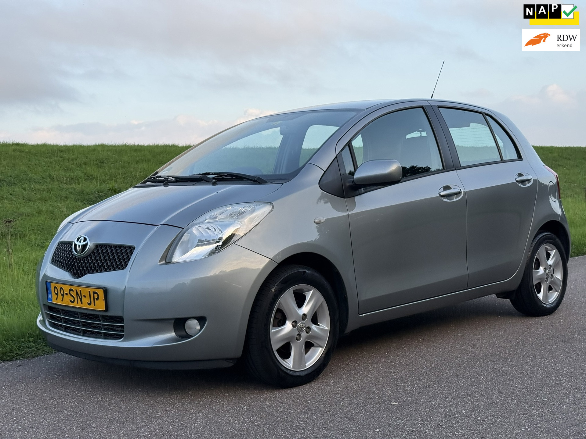 Toyota Toyota Yaris 1.3 VVTi Luna MMT met airco trekhaak km 130000NAP 2006 - voorkant