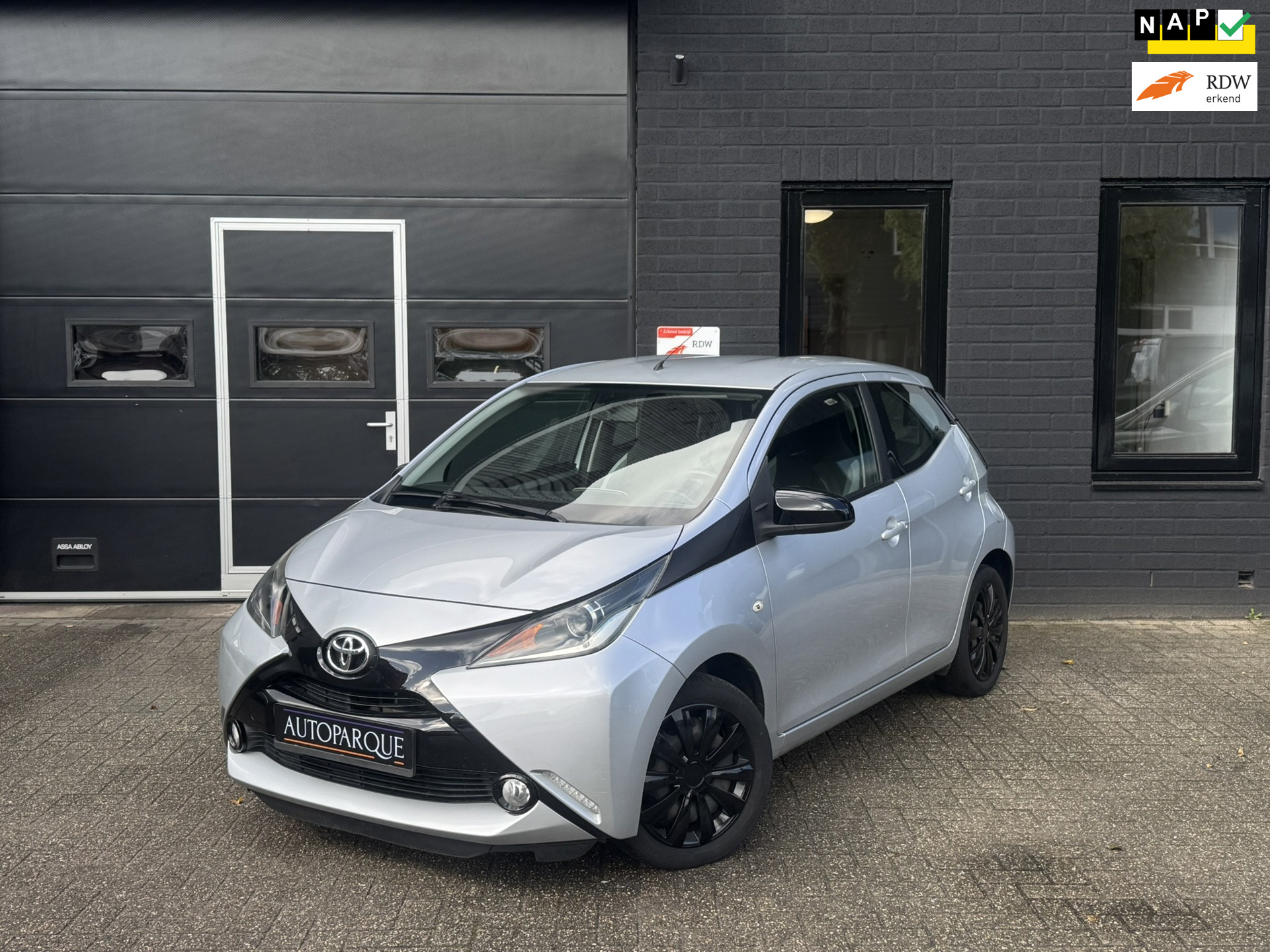 Toyota Toyota Aygo 1.0 VVT-i X-Play- Automaat - Origineel Nederlands 2015 - voorkant
