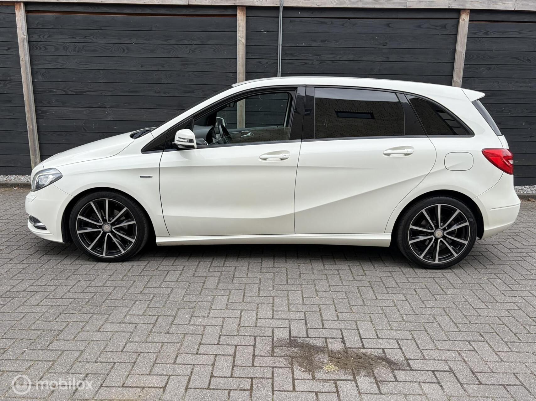 Foto van Mercedes-Benz B 180