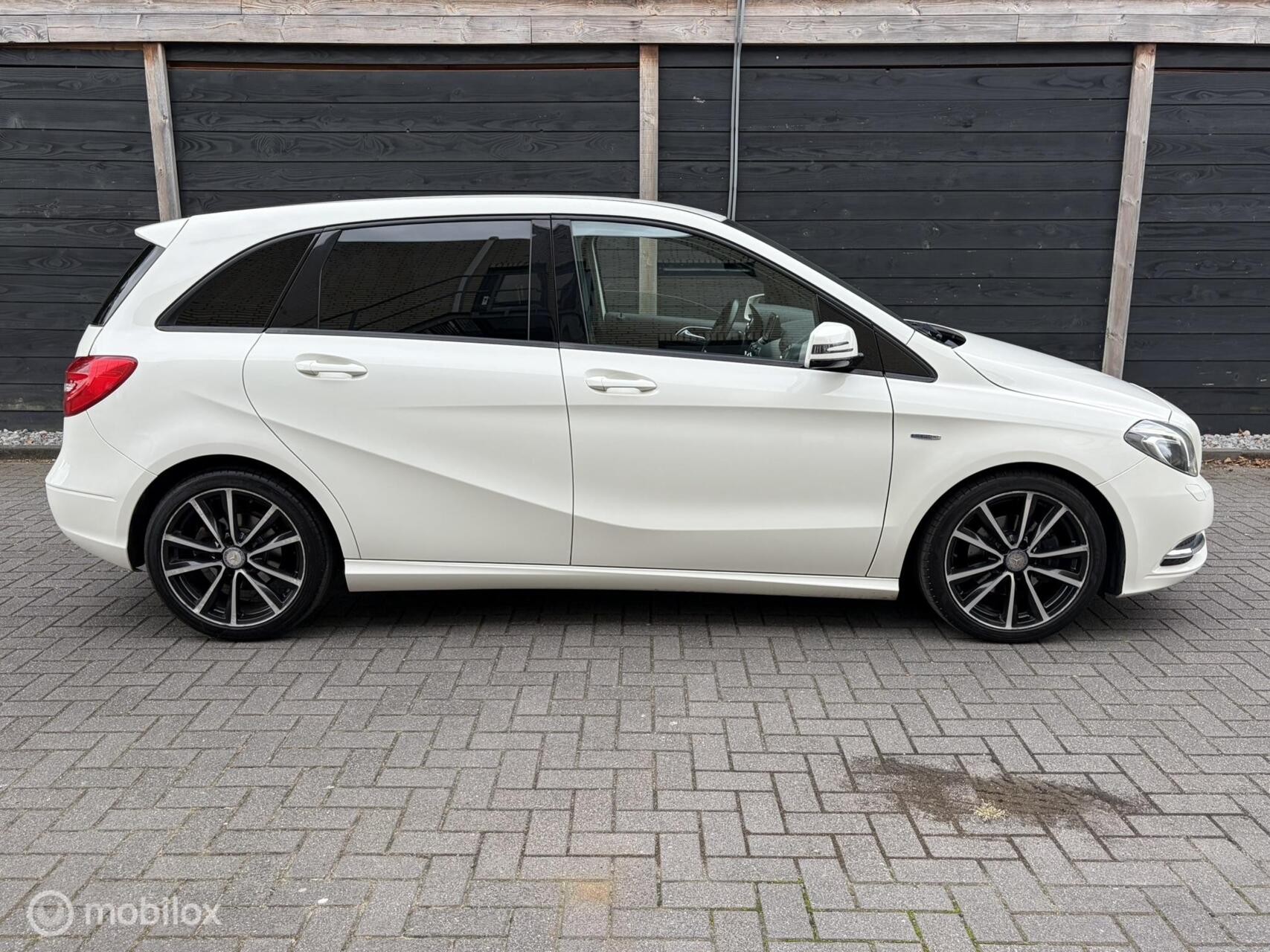 Foto van Mercedes-Benz B 180
