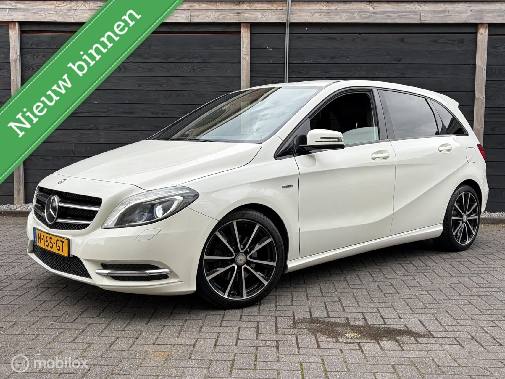 Mercedes-Benz B 180 180 Ambition FM nav / Leder / Xenon 2011 - voorkant