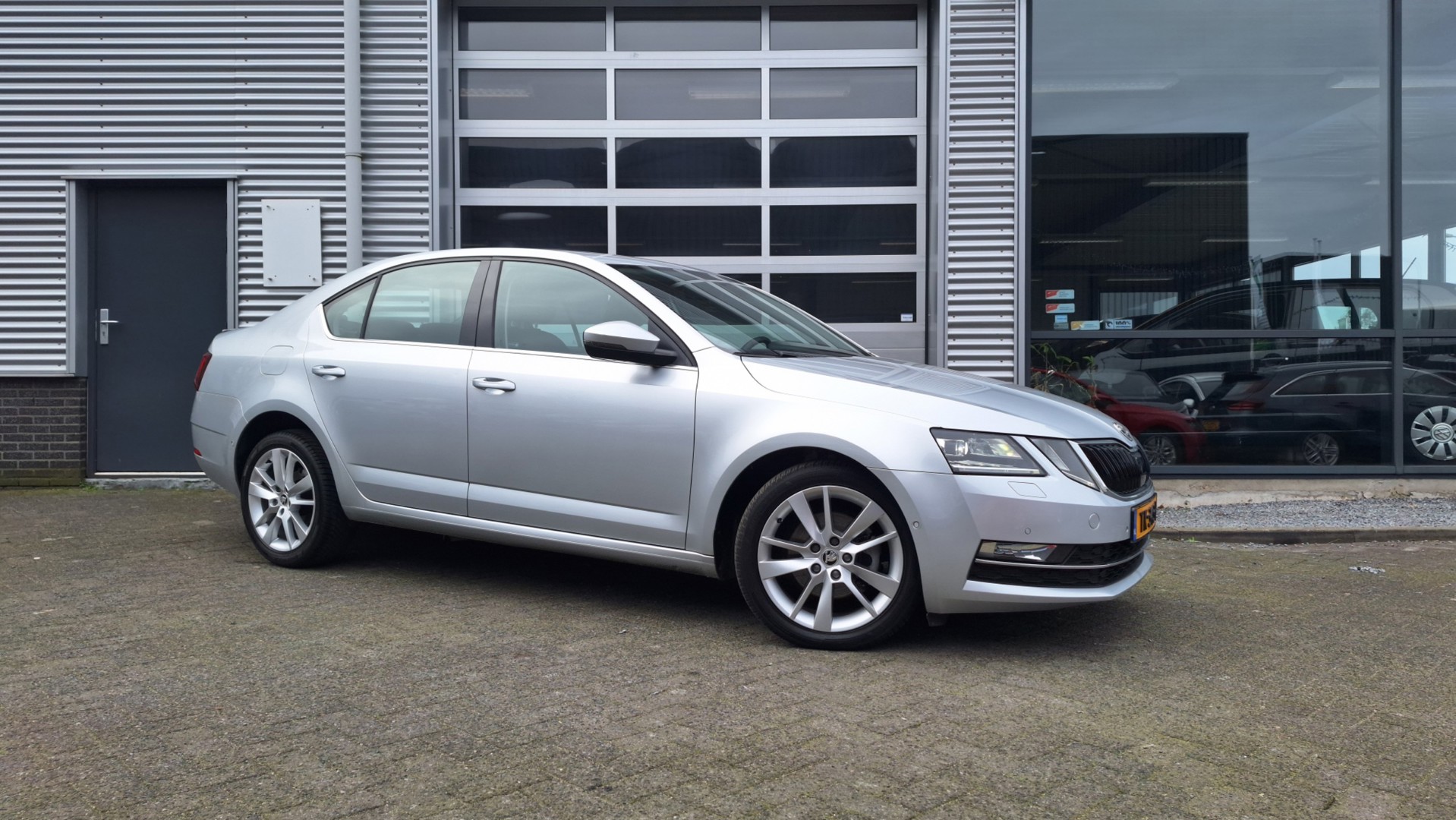 Skoda Octavia 1.5 TSI  Sty Bus Automaat/Navigatie/Led/Cruise/Pdc V/A/Enz 2018 - voorkant