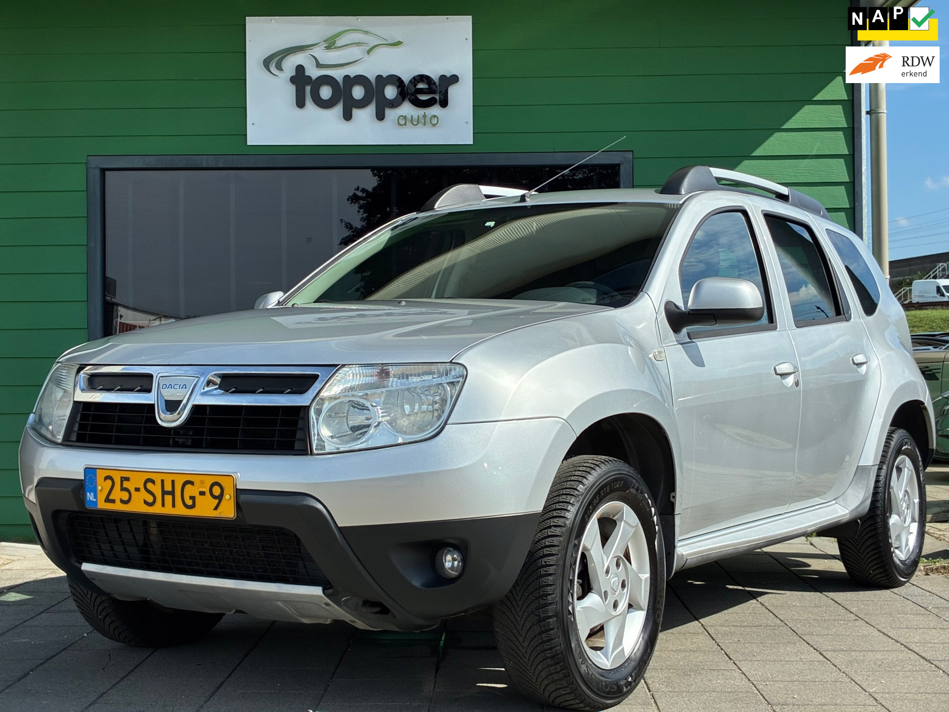 Dacia Duster 1.6 Lauréate 2wd|D-riem v.v.|Airco|Trekhaak|Elektr.ramen|Nieuwe APK|NAP|LM-Velgen| 2011 - voorkant