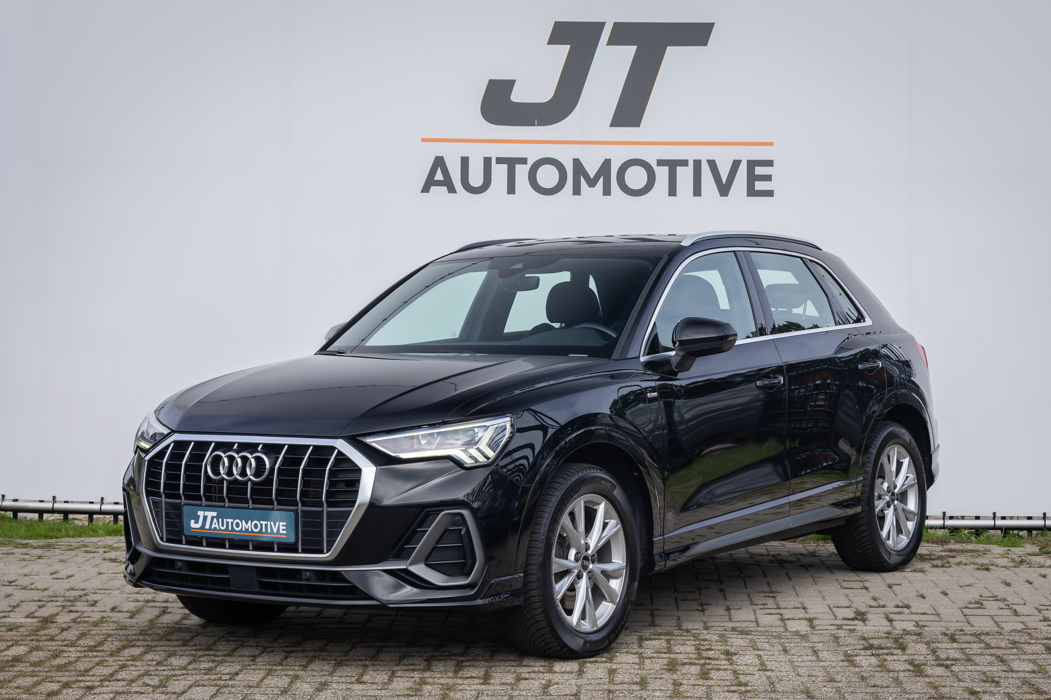 Audi Q3 E-tron 45 TFSI e S edition Plug in Hyb Ledere bekleding | Camera | Carplay | PDC | Dodehoekdetectie 2021 - voorkant