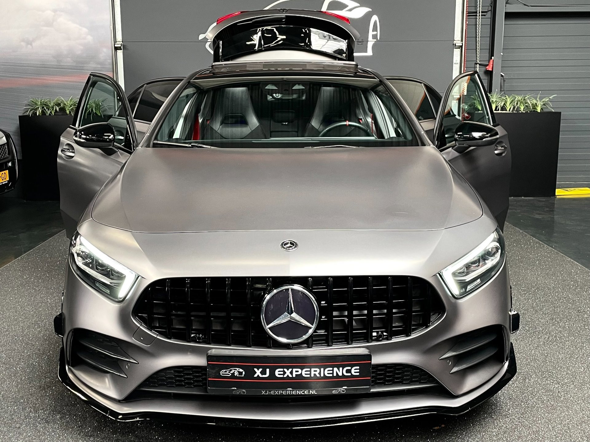Mercedes-Benz A 180 180 Premium Plus 35 AMG-Aerodynamic PANO 2020 - voorkant