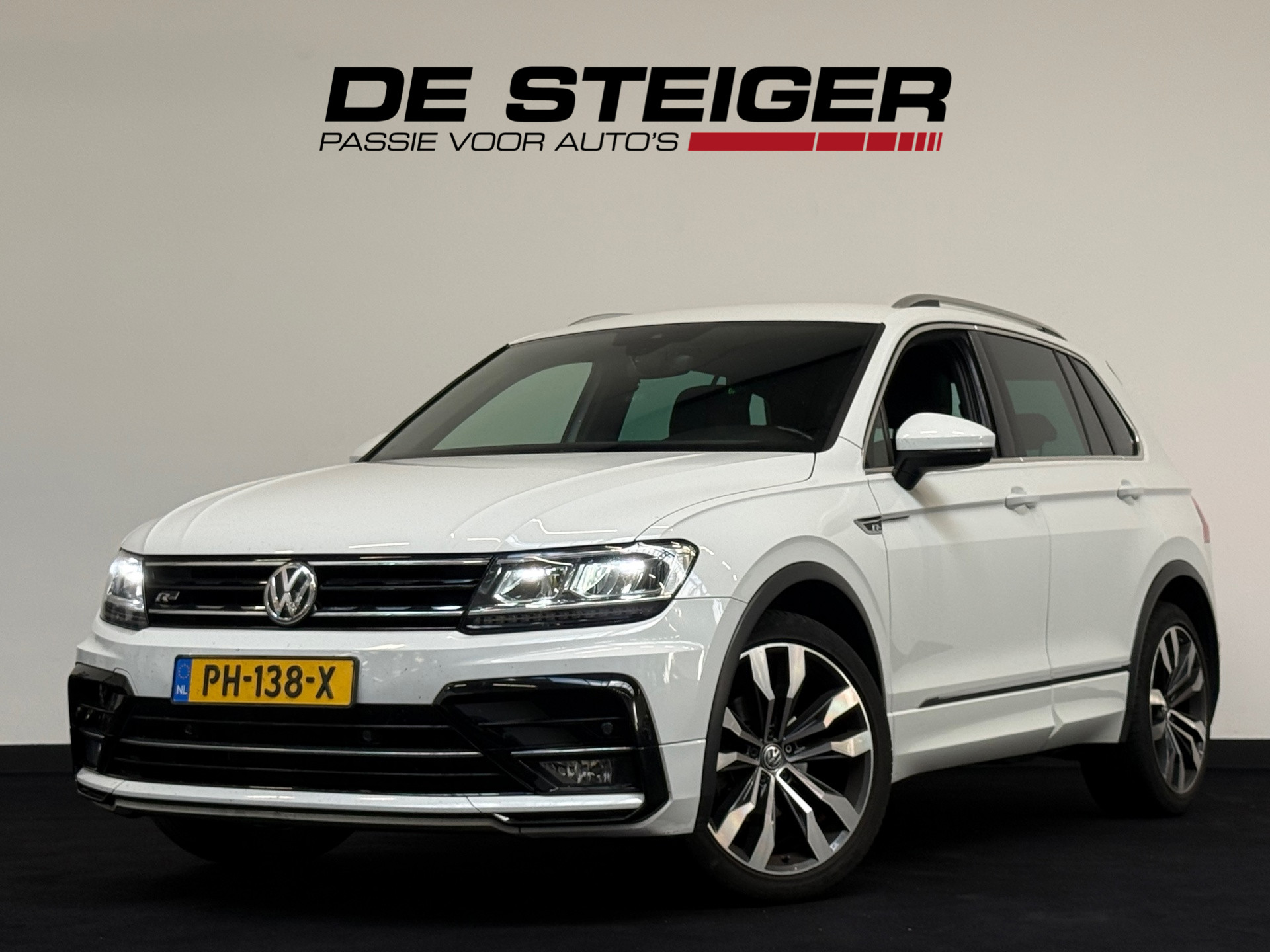 Volkswagen Tiguan 1.4 TSI ACT 3 x R line Virtual Dealer Onderhouden NAP 2017 - voorkant