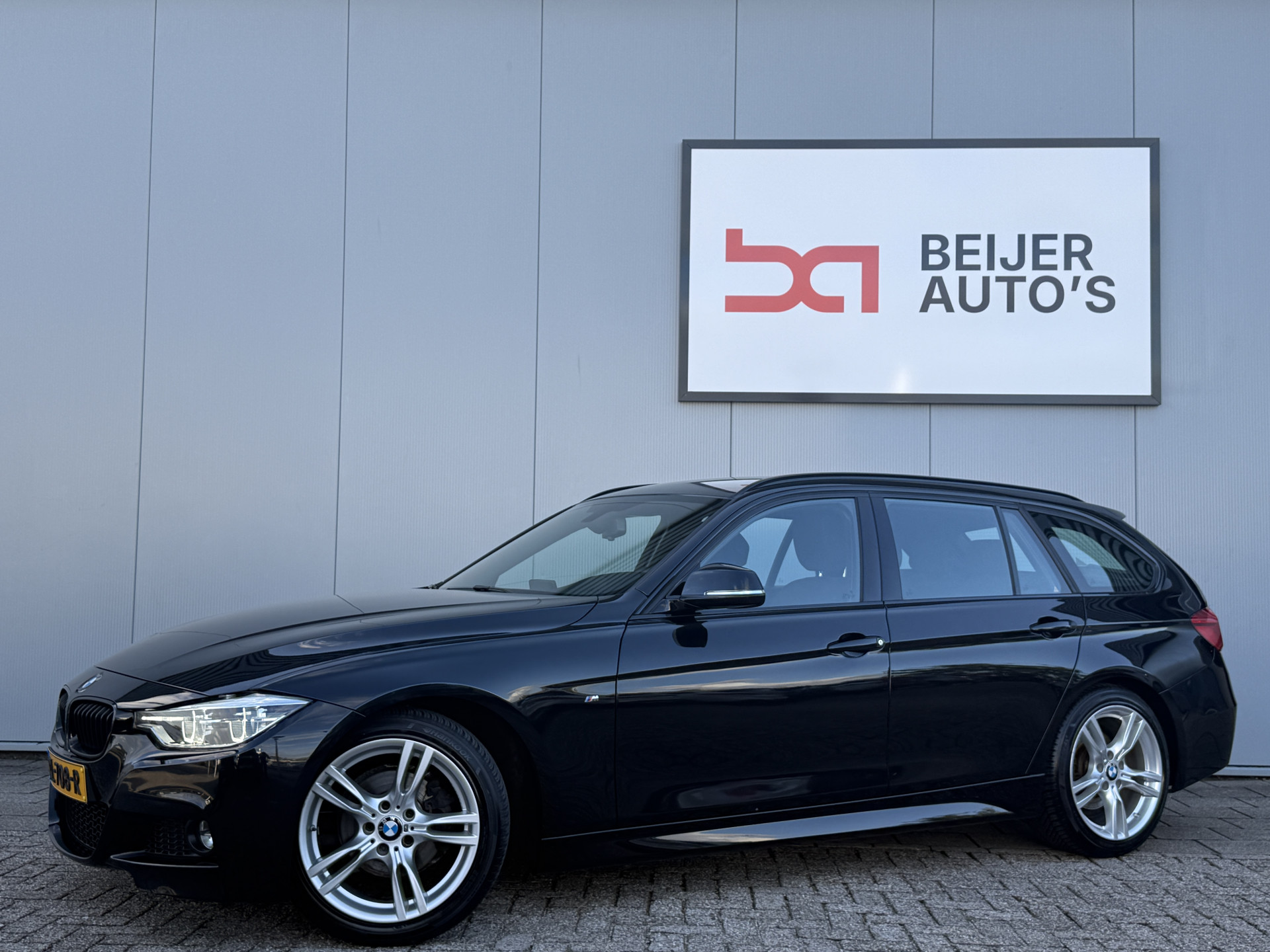 BMW 3-serie Touring 318i Executive 2018 - voorkant