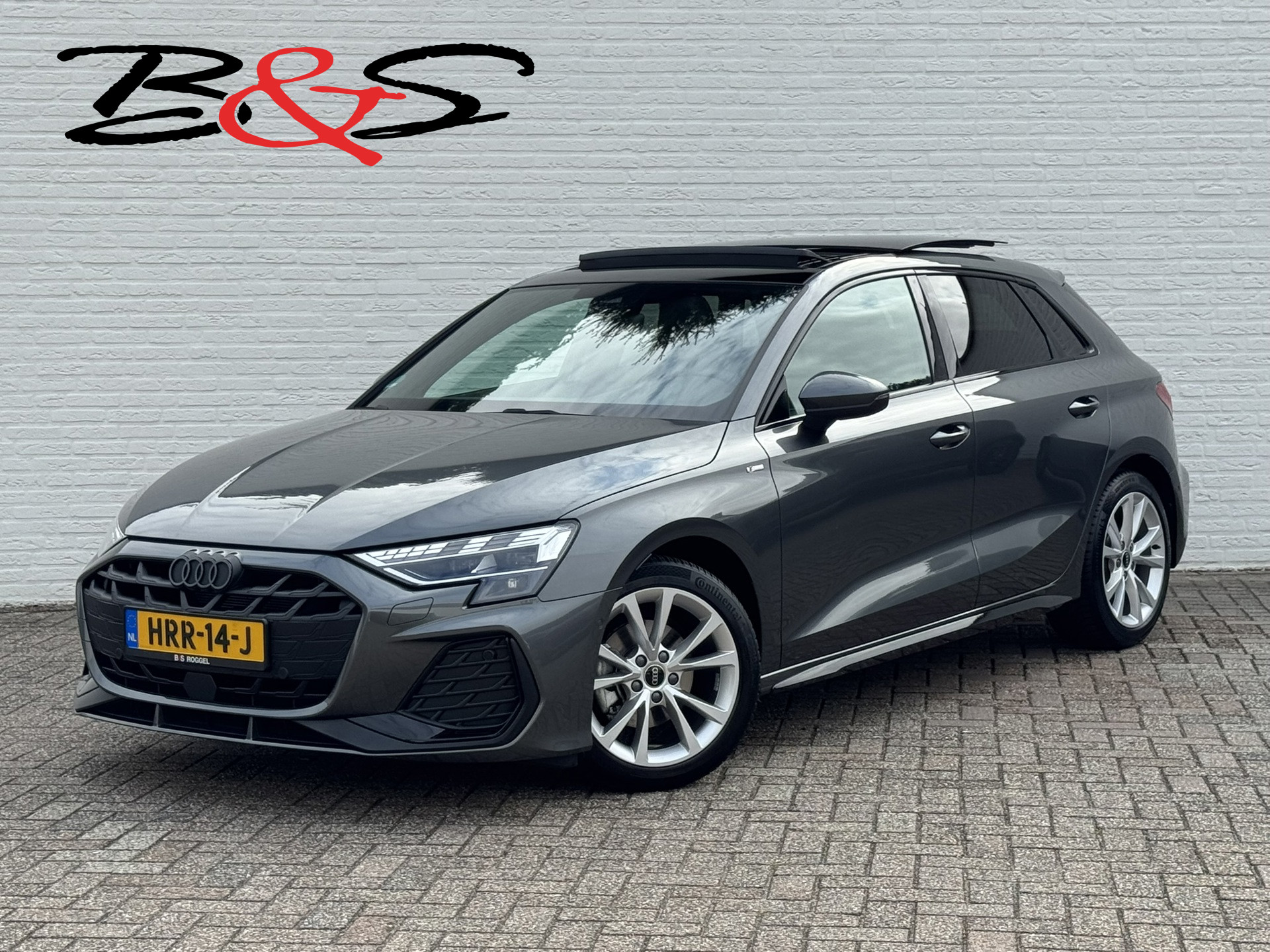 Audi A3 Sportback 30 TFSI S-Line edition Automaat Achteruitrijcamera Navi Carplay All-Seasonbanden Clima S-line binnen en buiten 2025 - voorkant
