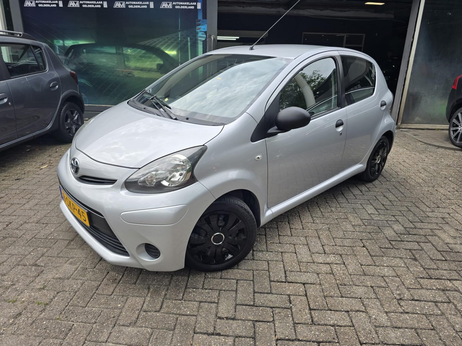 Toyota Toyota Aygo 1.0 VVT-i Now |3/6 OF 12MND GARANTIE | AIRCO | 2013 - voorkant