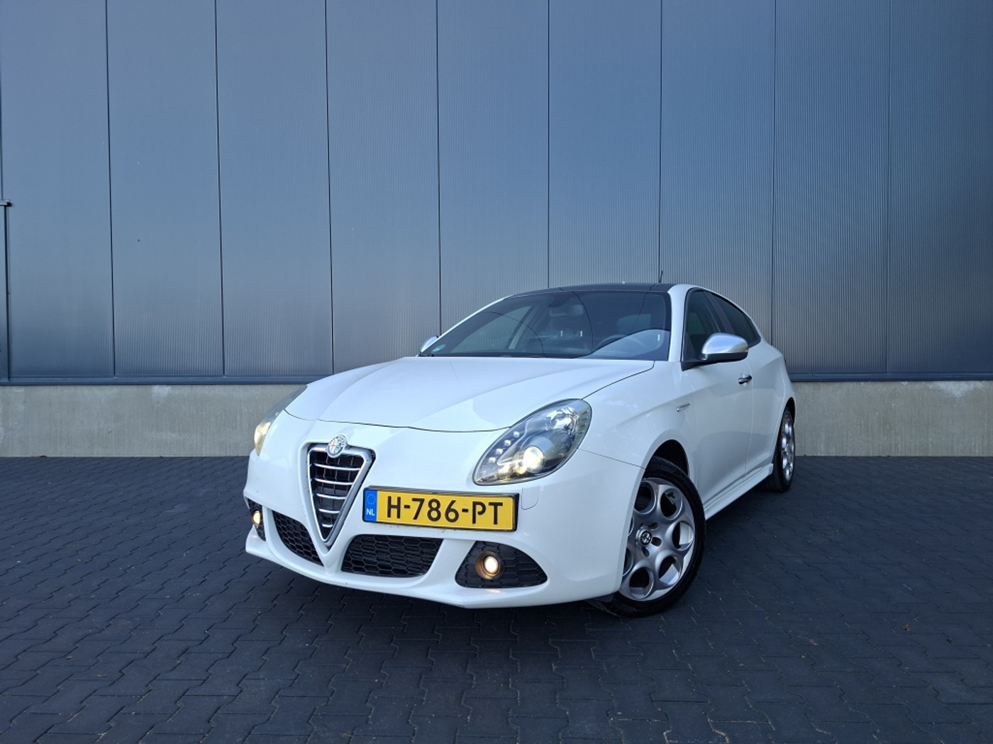 Alfa Romeo Alfa Giulietta 1.4 T Distinctive | Schuifkanteldak | Goed onderhouden | Half lederen bekleding | Cruise control | 2011 - voorkant