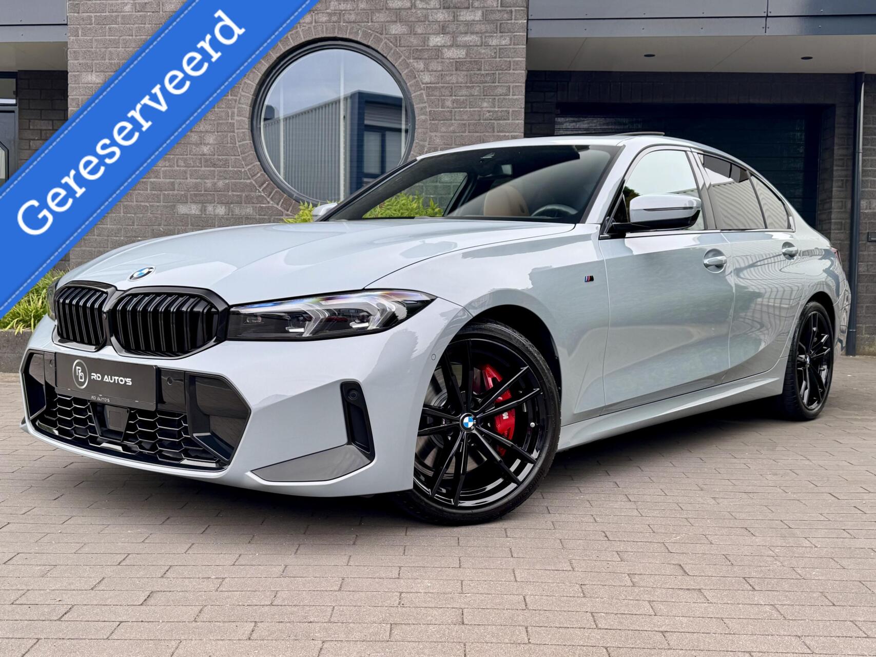 BMW 3-serie 318i M Sport Brooklyn Grau Pano H/K Hud 360° 1e Eigenaar 2024 - voorkant