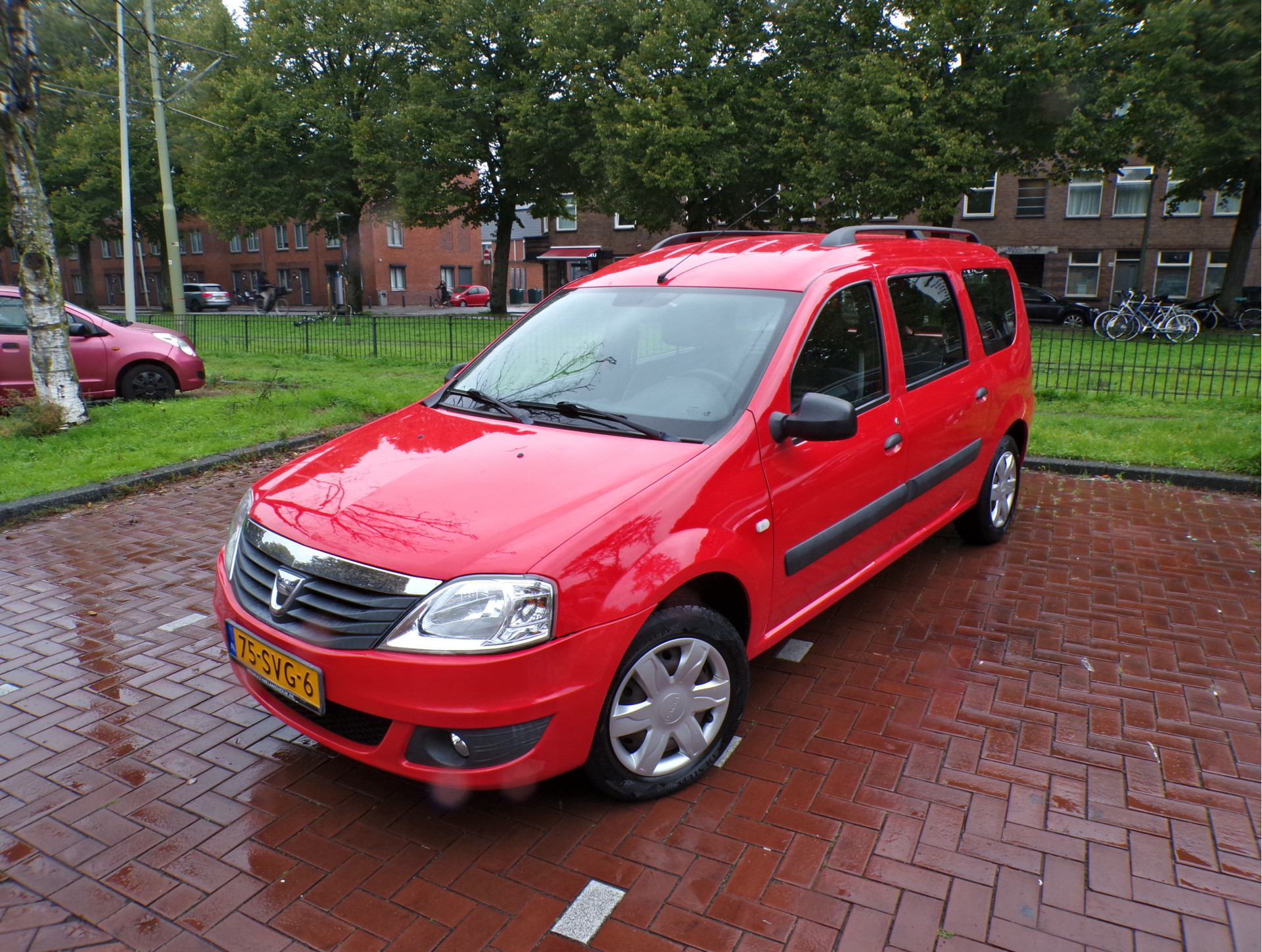 Dacia Logan 1.6 MPI Aniversare 2011 - voorkant