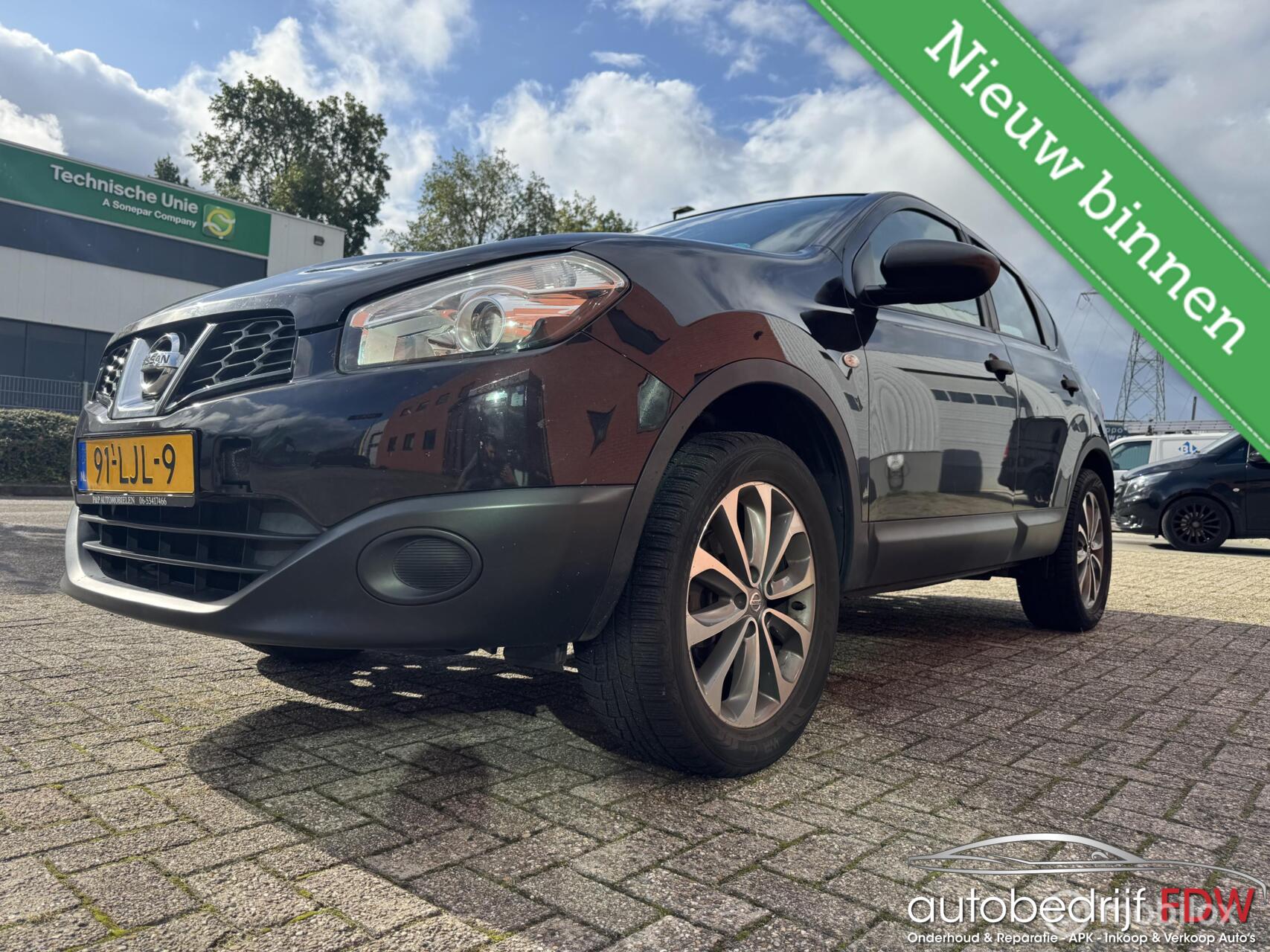 Nissan Nissan Qashqai 1.6/AIRCO/LM VELGEN/PARK SENSOR/TREKHAAK/NAP/ 2010 - voorkant