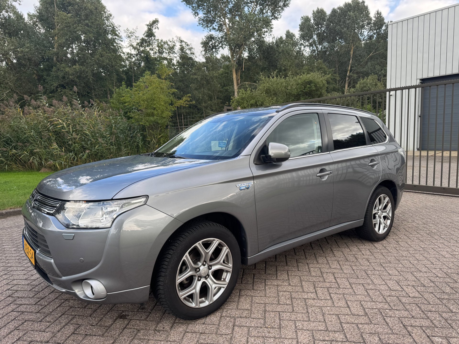 Mitsubishi Mitsubishi Outlander 2.0 PHEV Instyle/NWE APK/ECC/AUT/PANO/CRUISE/NAVI/TREKHAAK/LEDER 2014 - voorkant