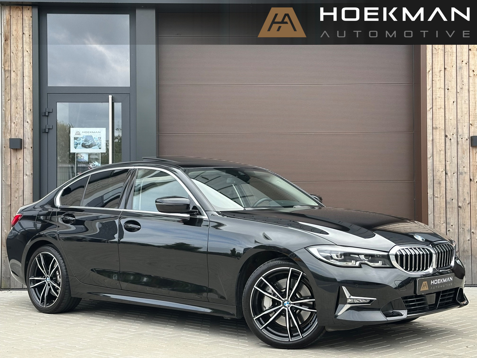BMW 330i 330i High Executive Automaat | Panoramadak, ACC, Leer, Trekhaak, Apple CarPlay, Stoelverw.- stuurverw., PDC, LED, 19" 2019 - voorkant