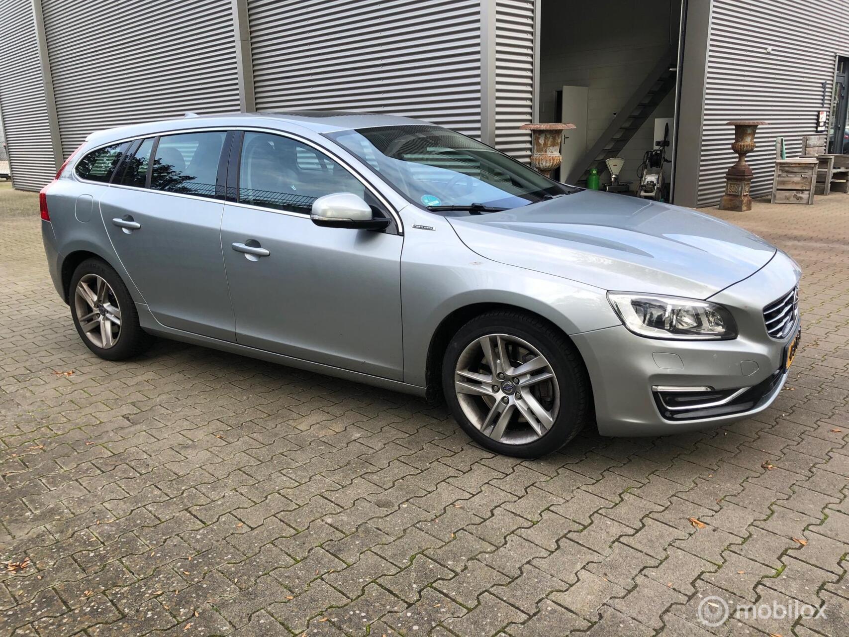 Volvo V60 Plug In Hybrid 2.4 D6 AWD Plug-In Hybrid Summum 2013 - voorkant