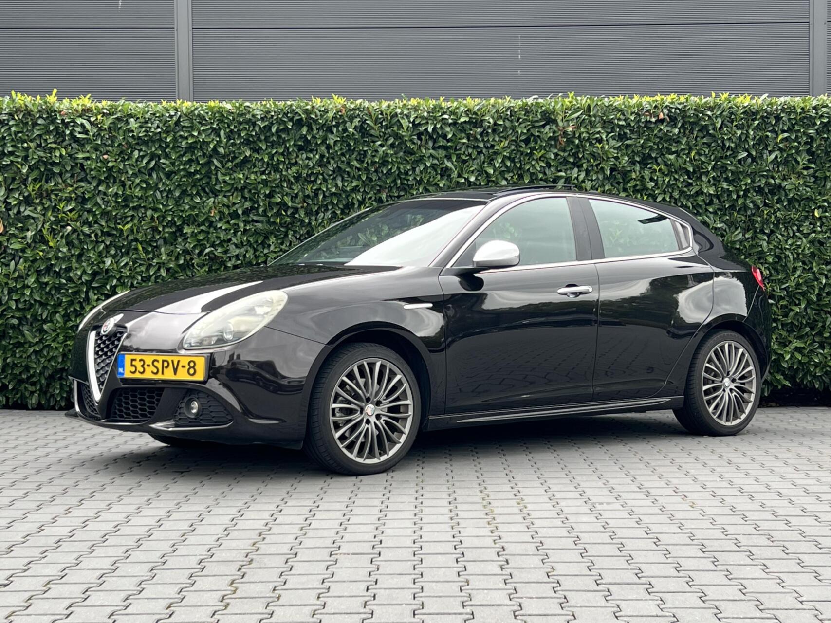 Alfa Romeo Alfa Giulietta 1.4 T Distinctive, NL AUTO, NAP LOGISCH, PANORAMADAK, BOSE, CRUISE CONTROL, CLIMATE CONTROL, LICHTMETAAL 18" 2011 - voorkant