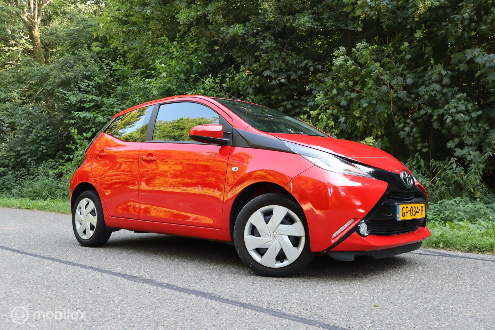 Toyota Toyota Aygo 1.0 VVT-i x-play | Camera | Carplay | ESP | NAVI 2015 - voorkant